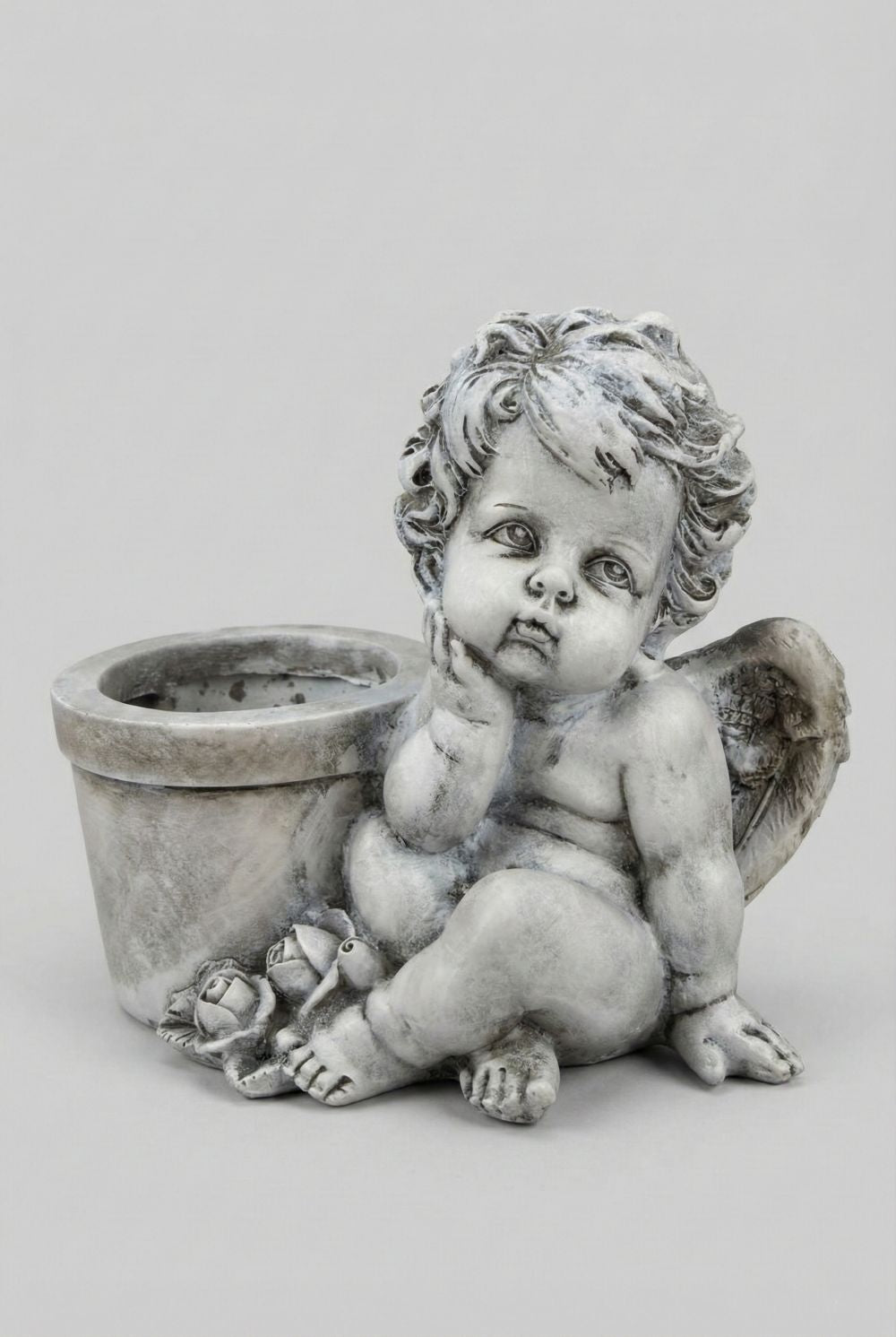 Cache-pot ange en résine gris patiné 22 cm, style shabby chic et décoration romantique, angelot ailé assis avec pot intégré, ambiance poétique et charme ancien.