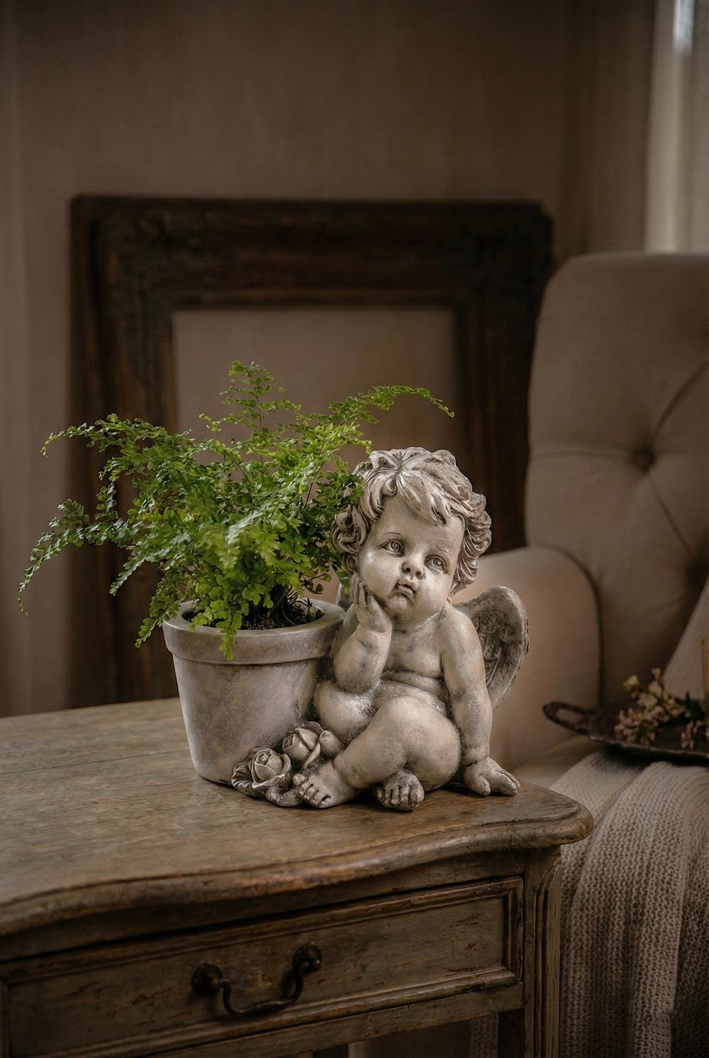Cache-pot ange en résine gris patiné 22 cm, style shabby chic et décoration romantique, angelot ailé assis avec pot intégré, ambiance poétique et charme ancien.