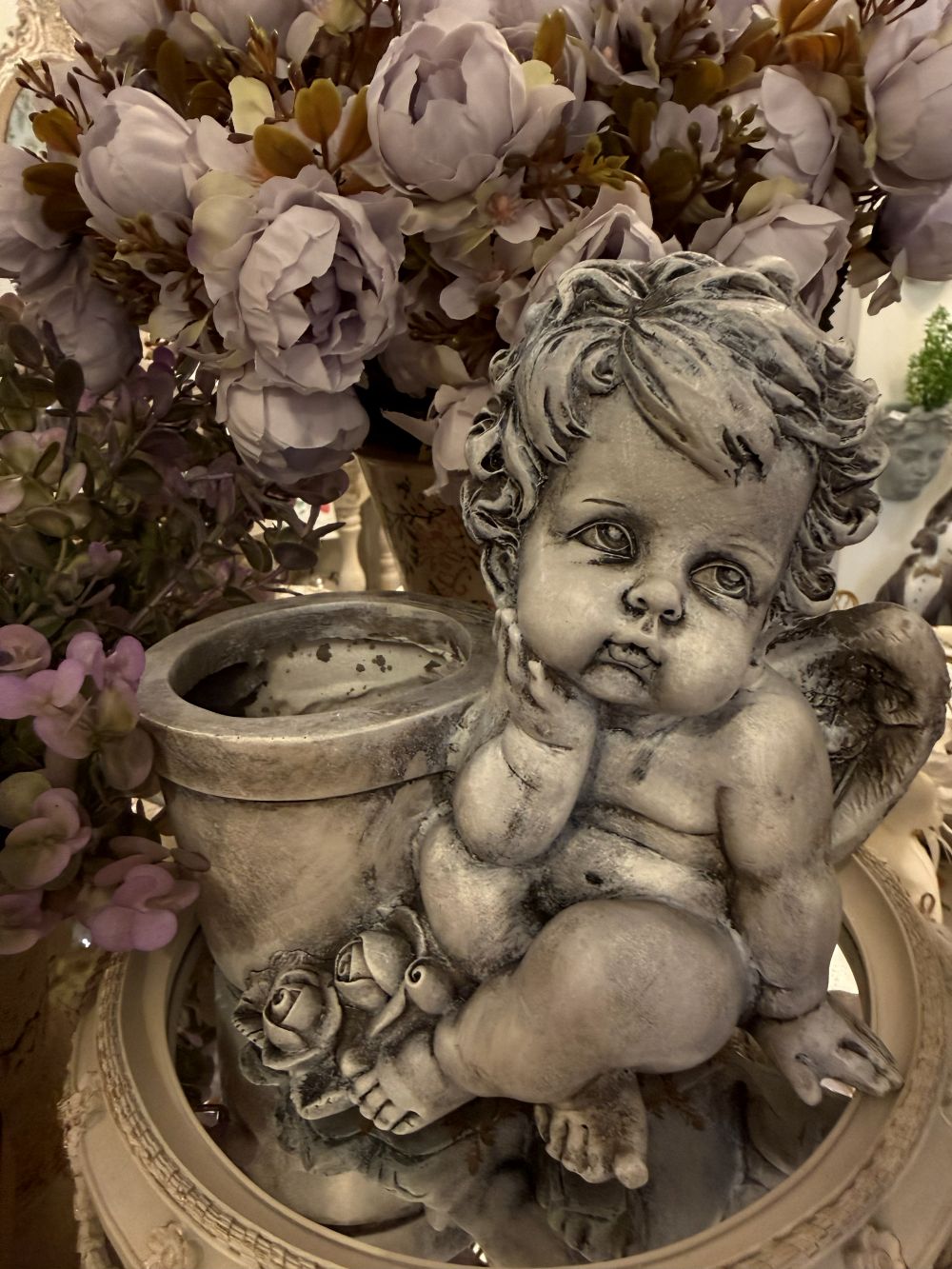 Cache-pot ange en résine gris patiné 22 cm, style shabby chic et décoration romantique, angelot ailé assis avec pot intégré, ambiance poétique et charme ancien.