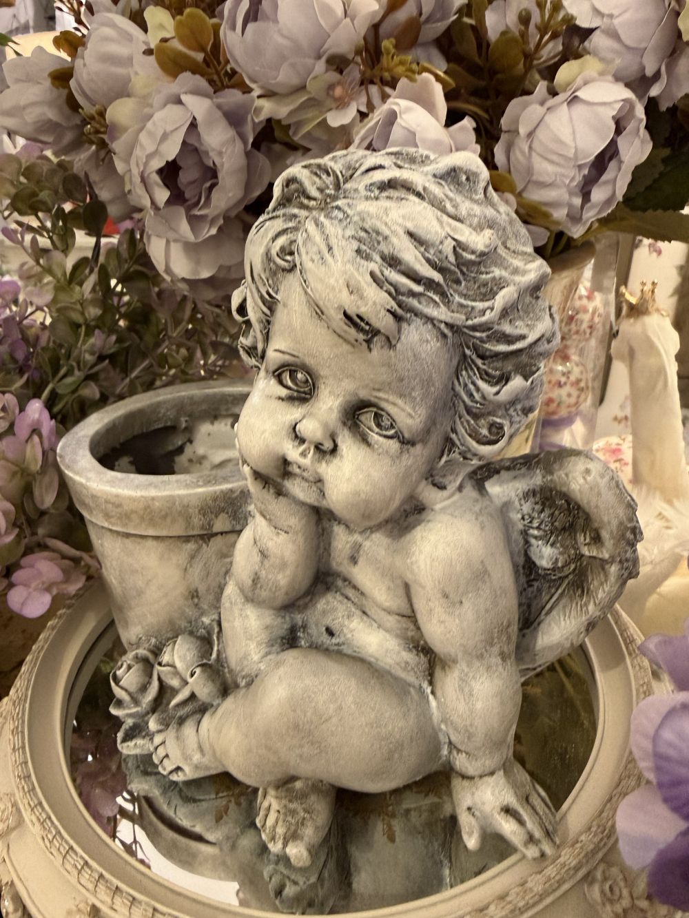Cache-pot ange en résine gris patiné 22 cm, style shabby chic et décoration romantique, angelot ailé assis avec pot intégré, ambiance poétique et charme ancien.