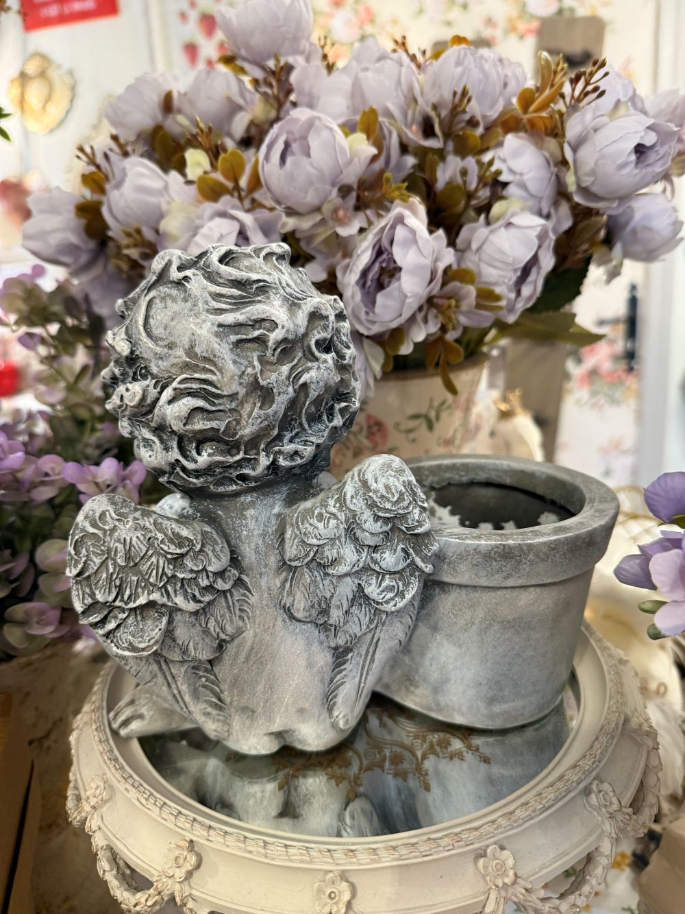 Cache-pot ange en résine gris patiné 22 cm, style shabby chic et décoration romantique, angelot ailé assis avec pot intégré, ambiance poétique et charme ancien.