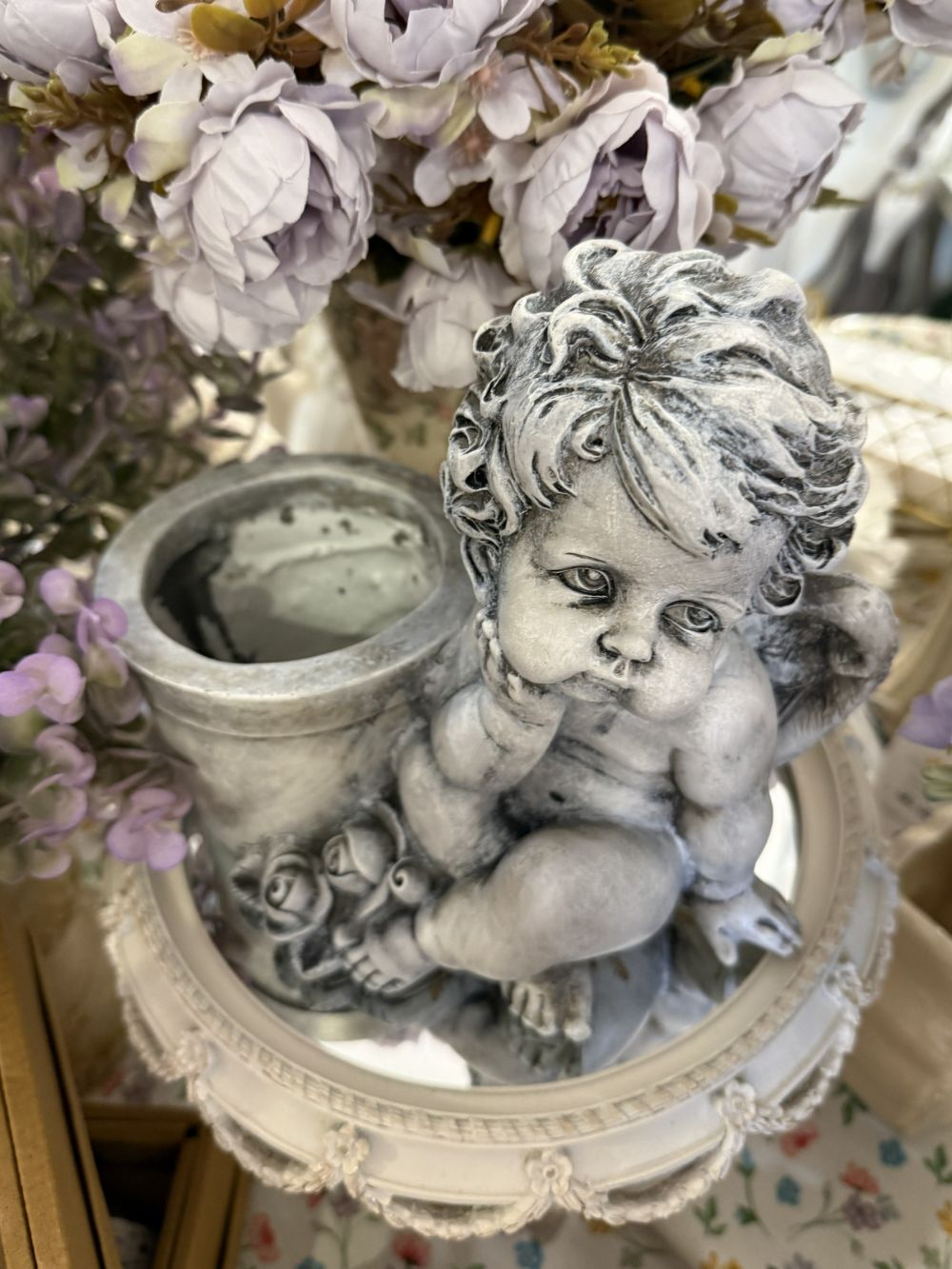 Cache-pot ange en résine gris patiné 22 cm, style shabby chic et décoration romantique, angelot ailé assis avec pot intégré, ambiance poétique et charme ancien.