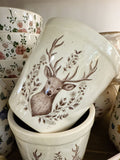 Cache-pot décoratif en céramique crème avec illustration d’un cerf brun, style shabby chic et romantique, ambiance poétique et naturelle