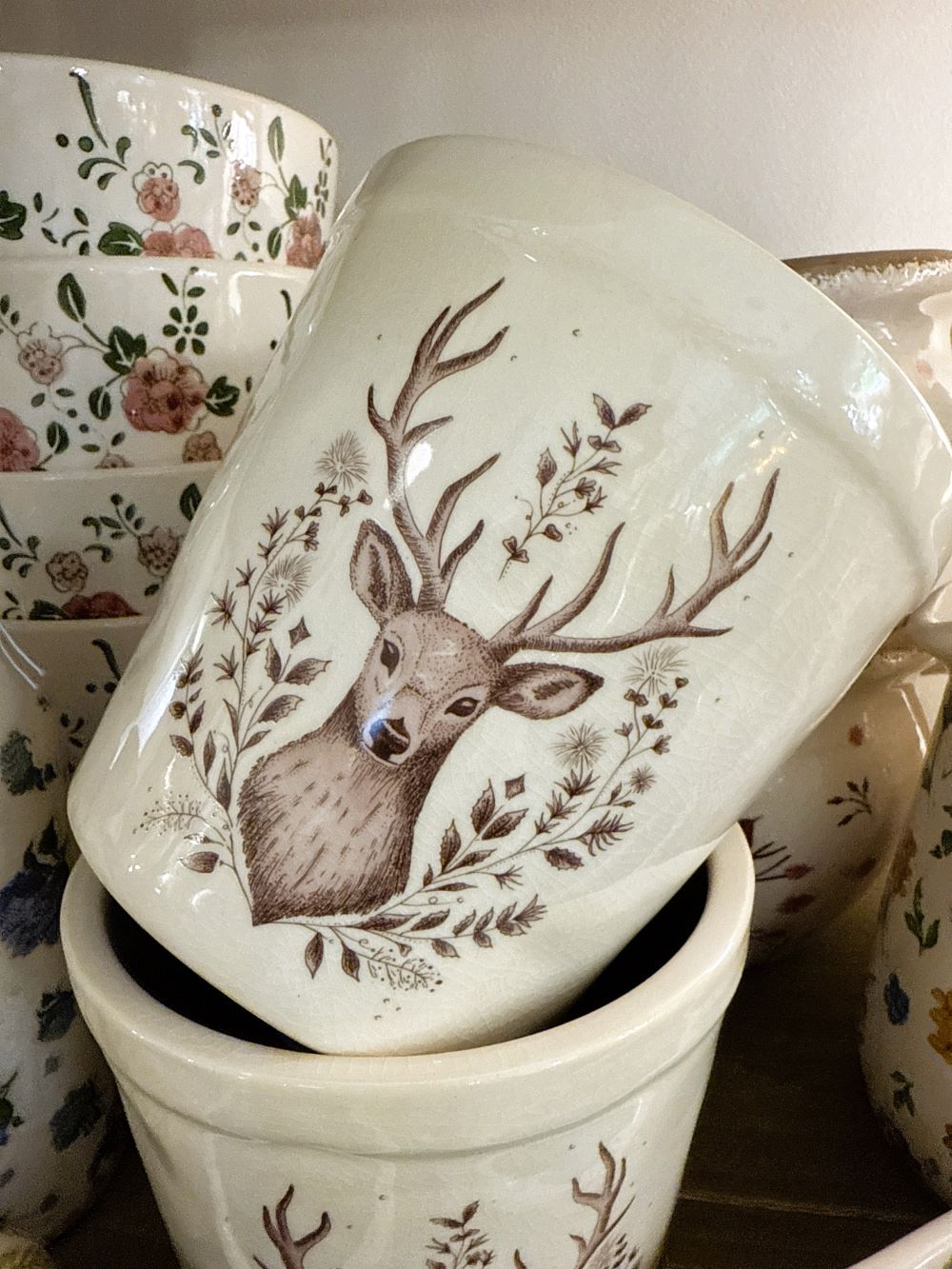 Cache-pot décoratif en céramique crème avec illustration d’un cerf brun, style shabby chic et romantique, ambiance poétique et naturelle