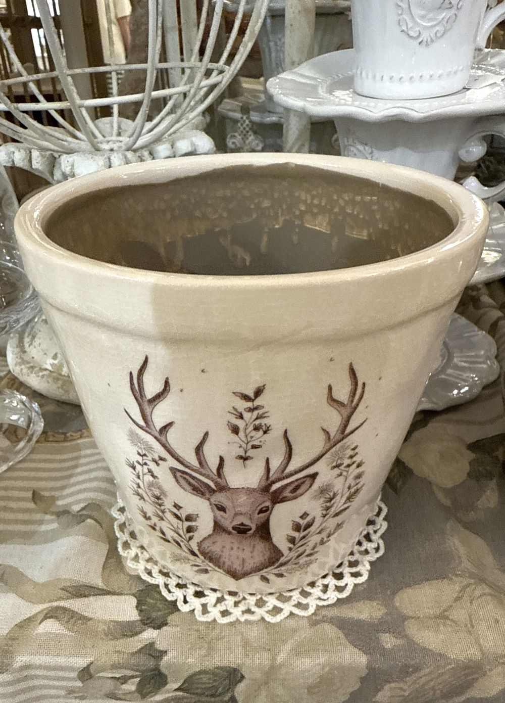 Cache-pot décoratif en céramique crème avec illustration d’un cerf brun, style shabby chic et romantique, ambiance poétique et naturelle