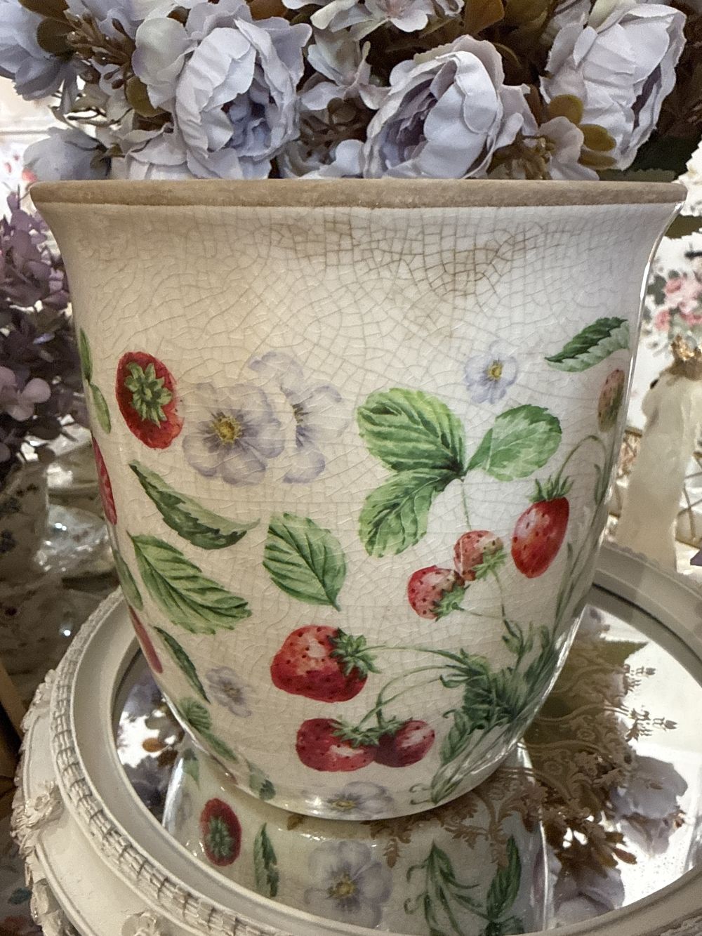 Cache-pot décoratif en terre cuite blanche patinée, motifs fraises rouges et feuillages verts, style shabby chic et romantique, décoration de charme poétique