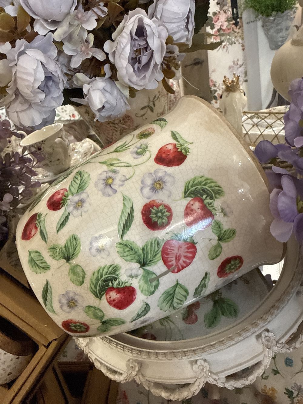 Cache-pot décoratif en terre cuite blanche patinée, motifs fraises rouges et feuillages verts, style shabby chic et romantique, décoration de charme poétique