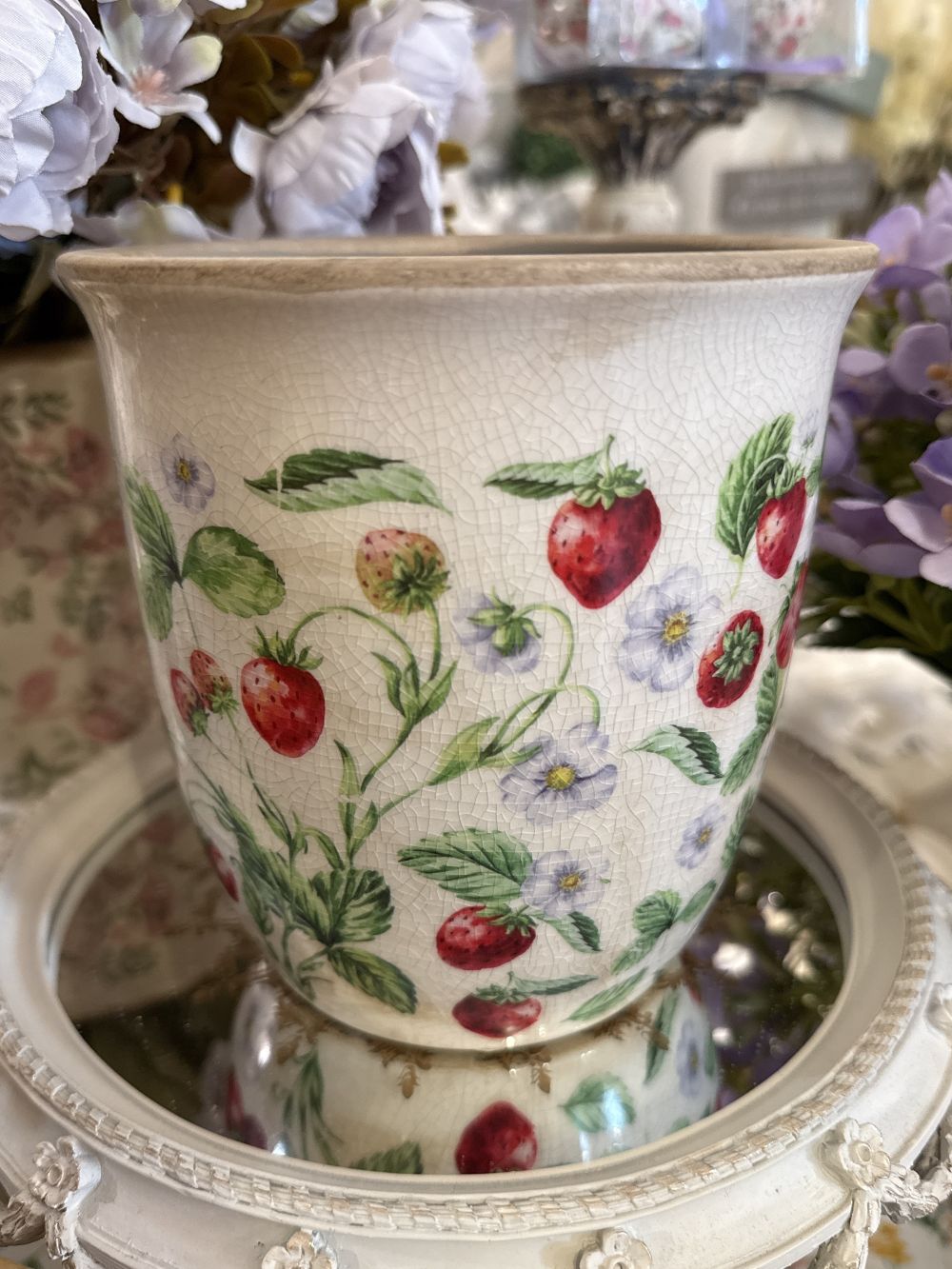 Cache-pot décoratif en terre cuite blanche patinée, motifs fraises rouges et feuillages verts, style shabby chic et romantique, décoration de charme poétique
