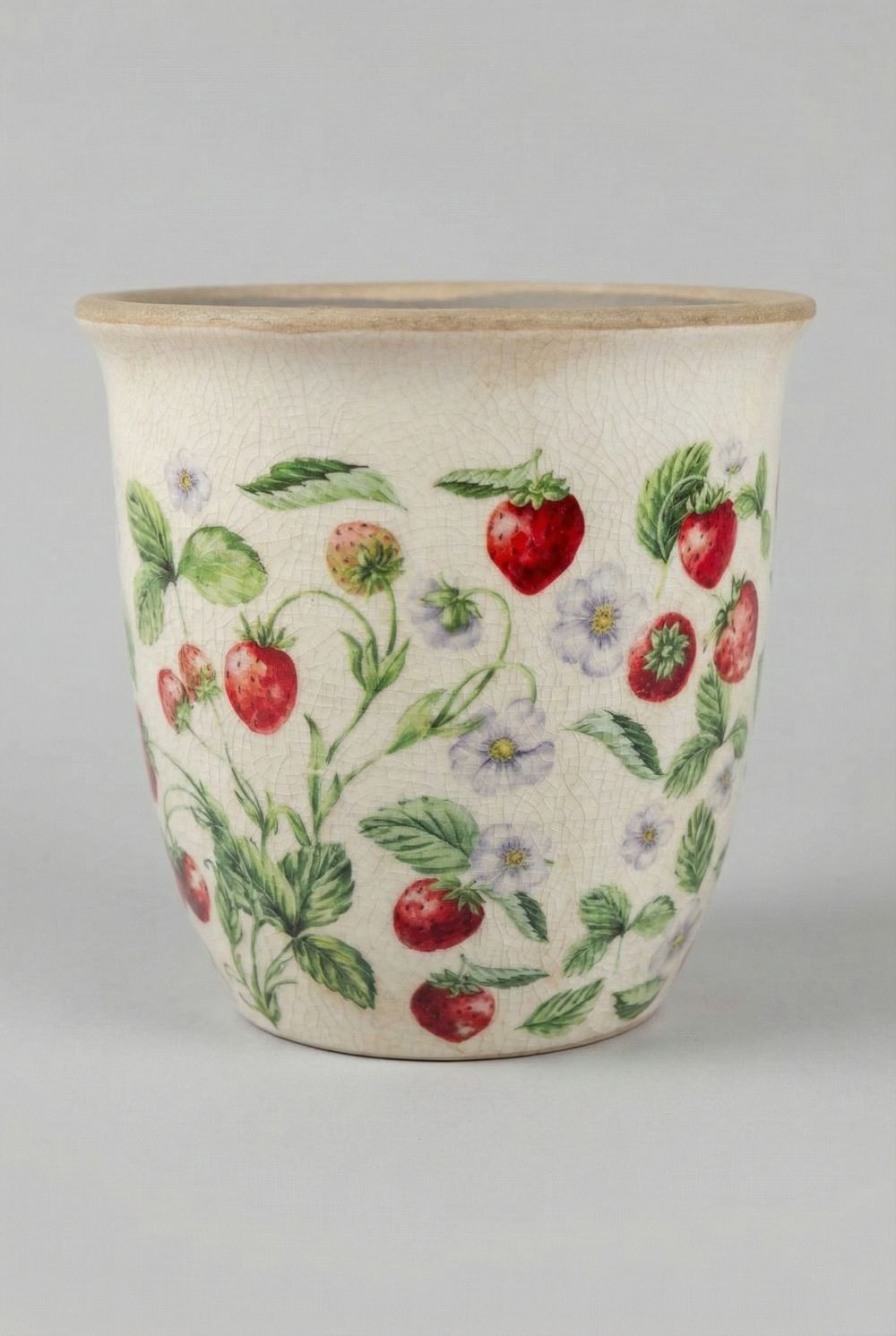Cache-pot décoratif en terre cuite blanche patinée, motifs fraises rouges et feuillages verts, style shabby chic et romantique, décoration de charme poétique