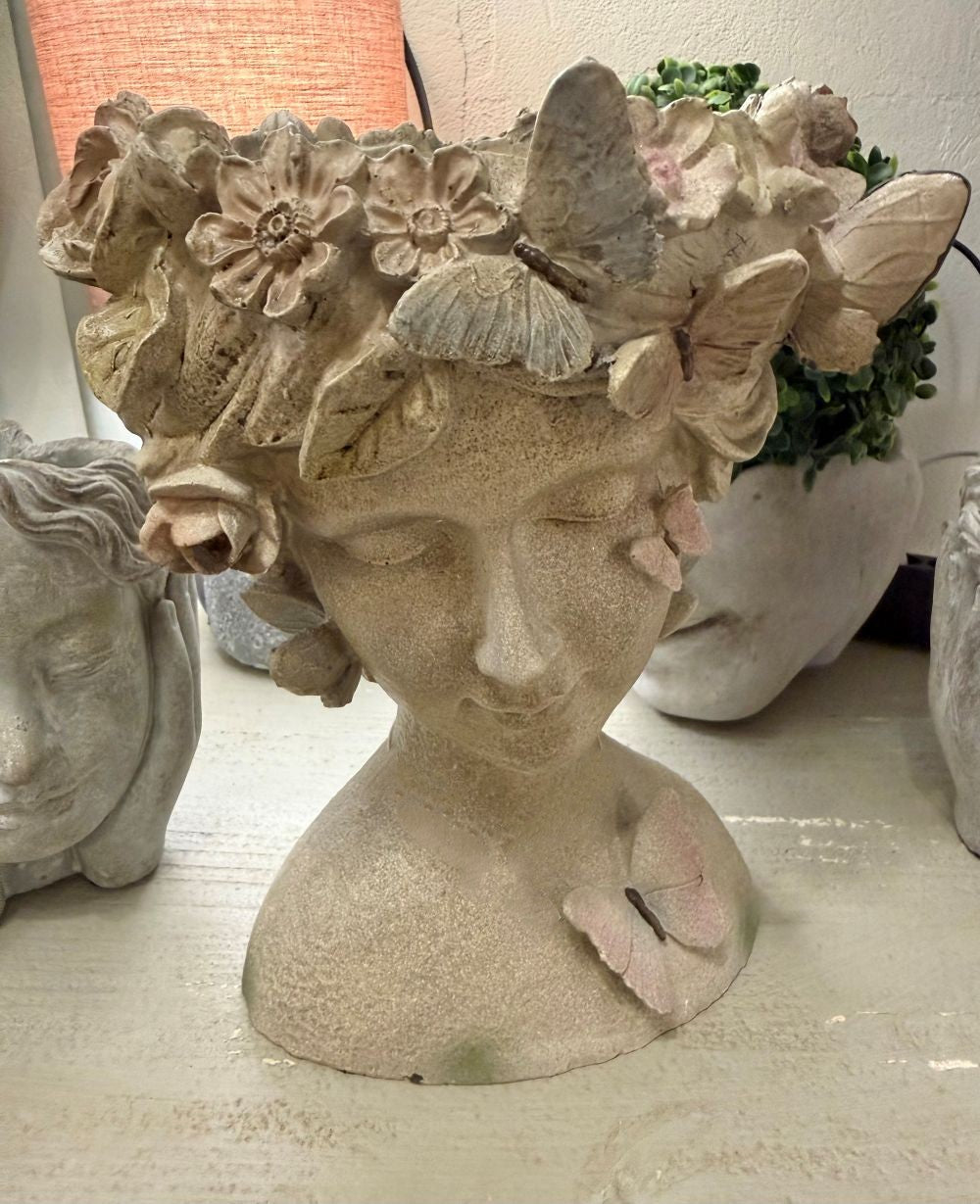 Cache-pot décoratif buste féminin beige patiné avec papillons et fleurs, style romantique shabby chic et ambiance poétique de charme