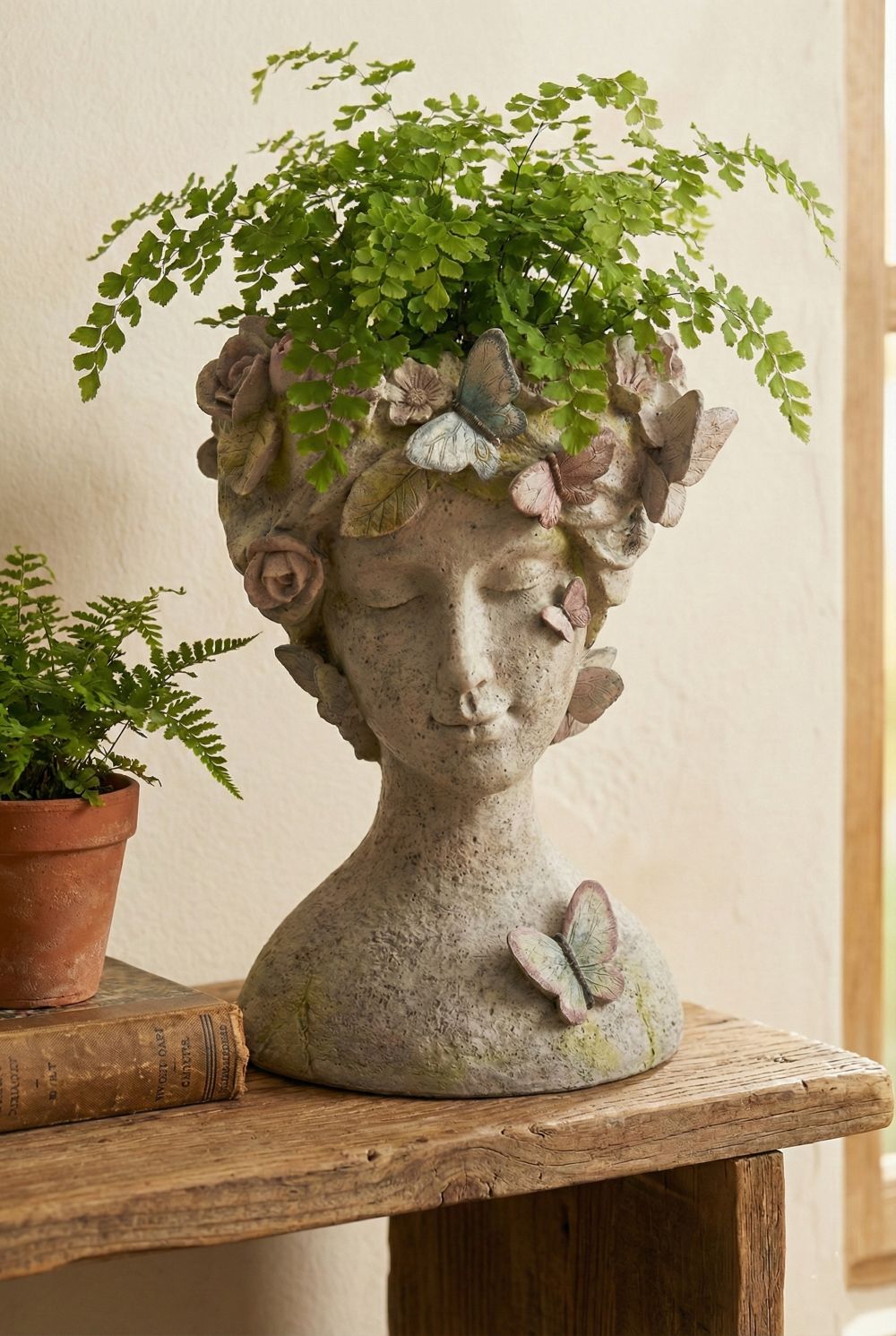 Cache-pot décoratif buste féminin beige patiné avec papillons et fleurs, style romantique shabby chic et ambiance poétique de charme