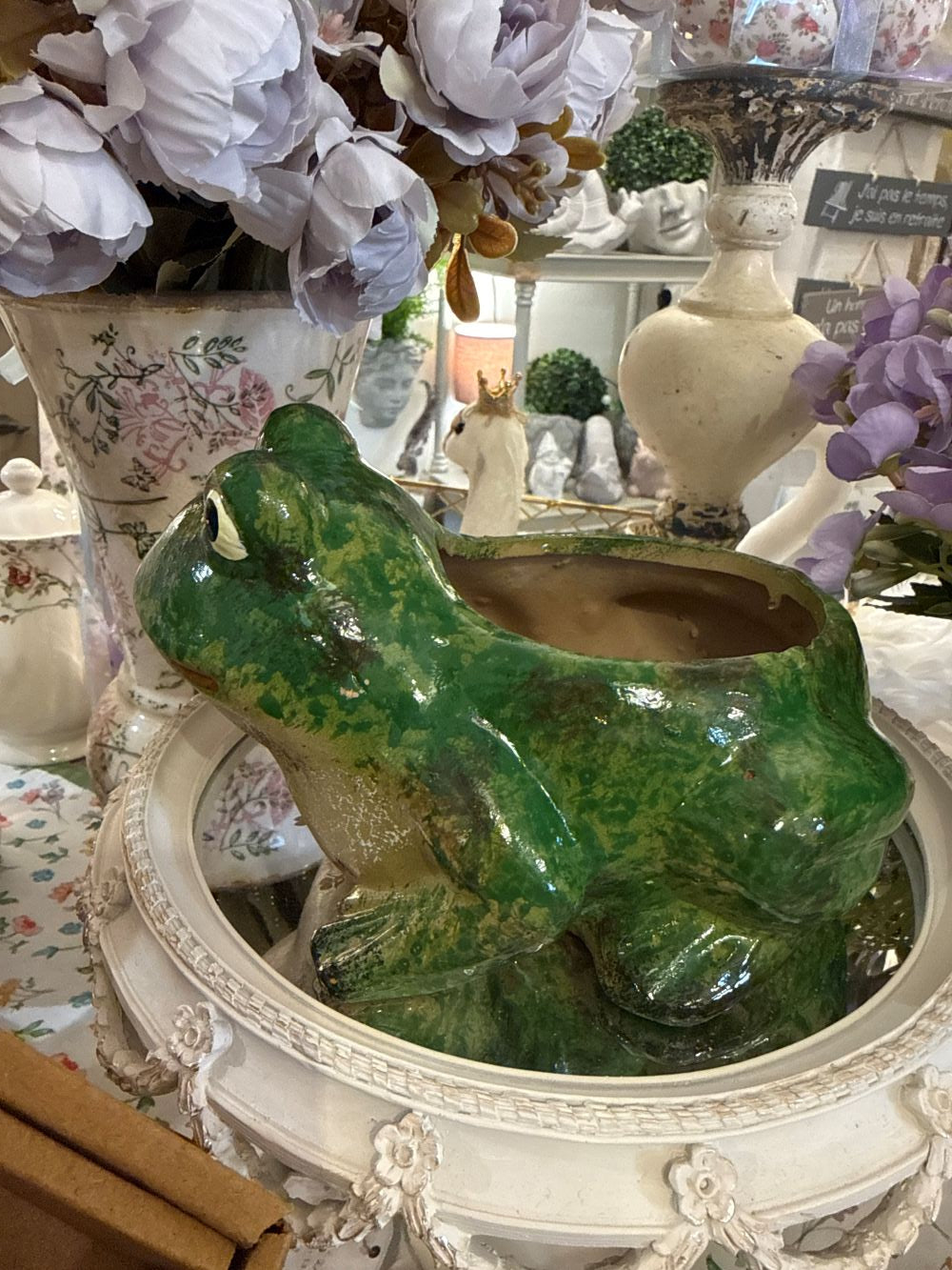 Cache-pot grenouille en terre cuite verte, accessoire de décoration de charme au style shabby chic, ambiance poétique et féérique pour intérieur romantique