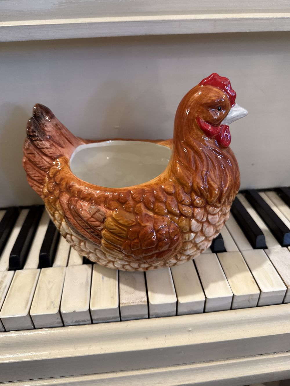 Cache-pot en porcelaine en forme de poule rousse marron et beige avec crête rouge, style décoration campagne shabby chic, ambiance chaleureuse