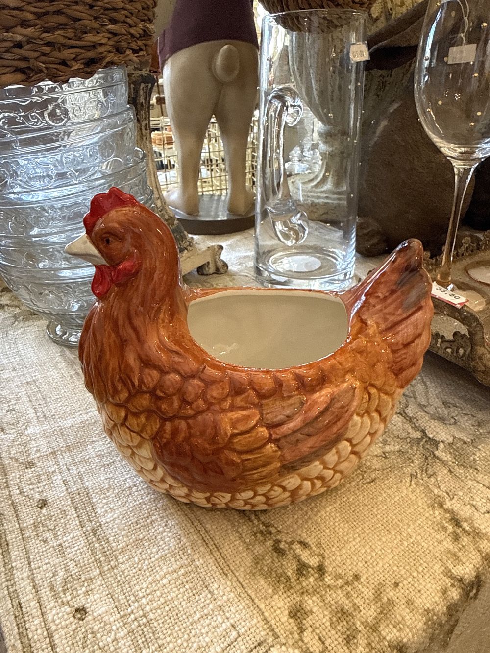 Cache-pot en porcelaine en forme de poule rousse marron et beige avec crête rouge, style décoration campagne shabby chic, ambiance chaleureuse