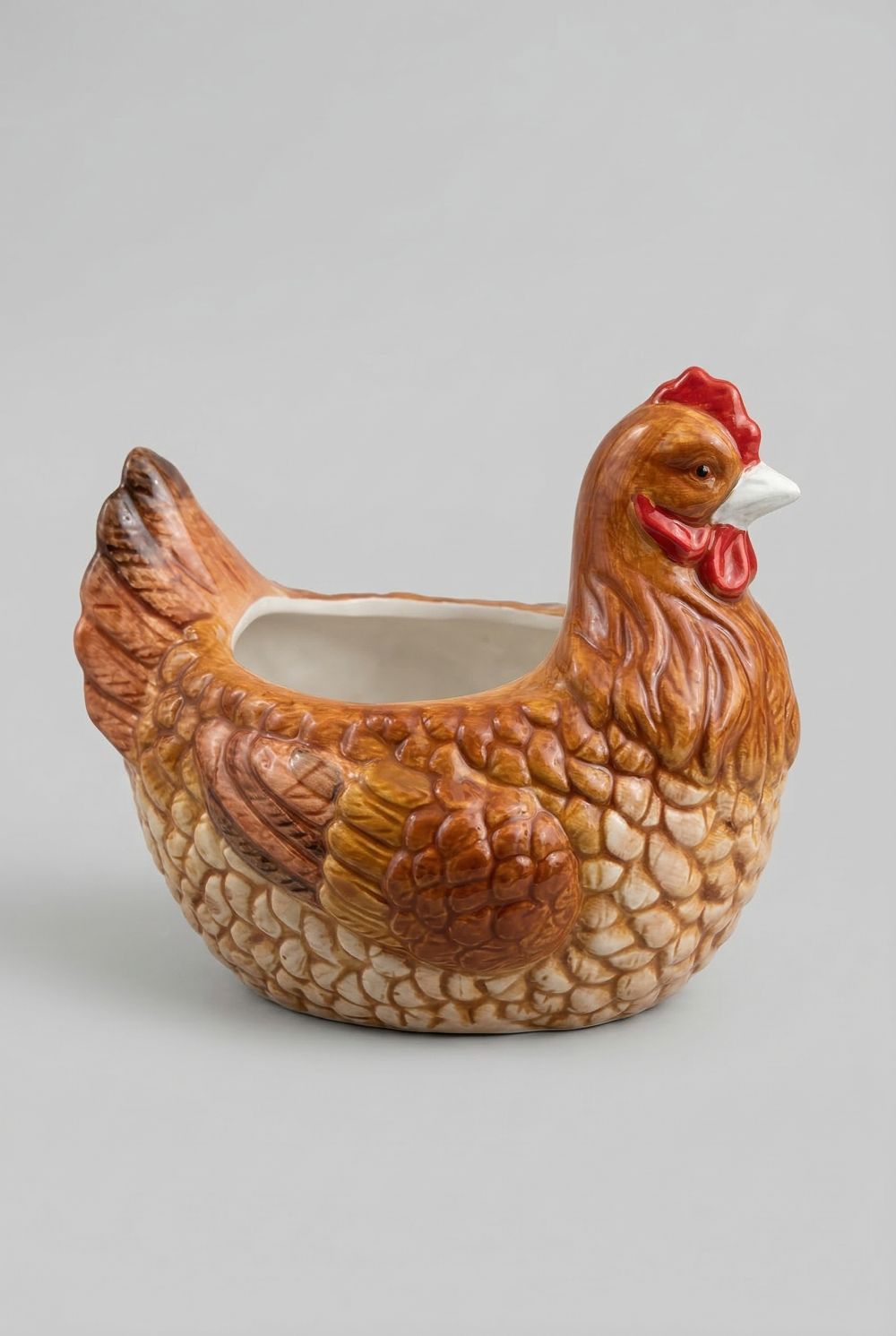 Cache-pot en porcelaine en forme de poule rousse marron et beige avec crête rouge, style décoration campagne shabby chic, ambiance chaleureuse