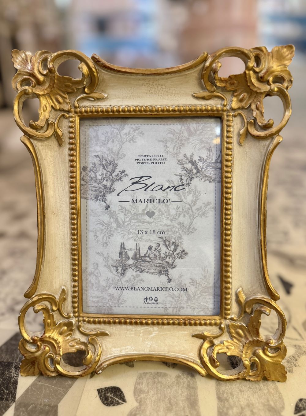 Cadre photo baroque en ivoire et doré de la marque Blanc Mariclo, format 13x18 cm, style romantique et shabby chic, ambiance élégante et vintage