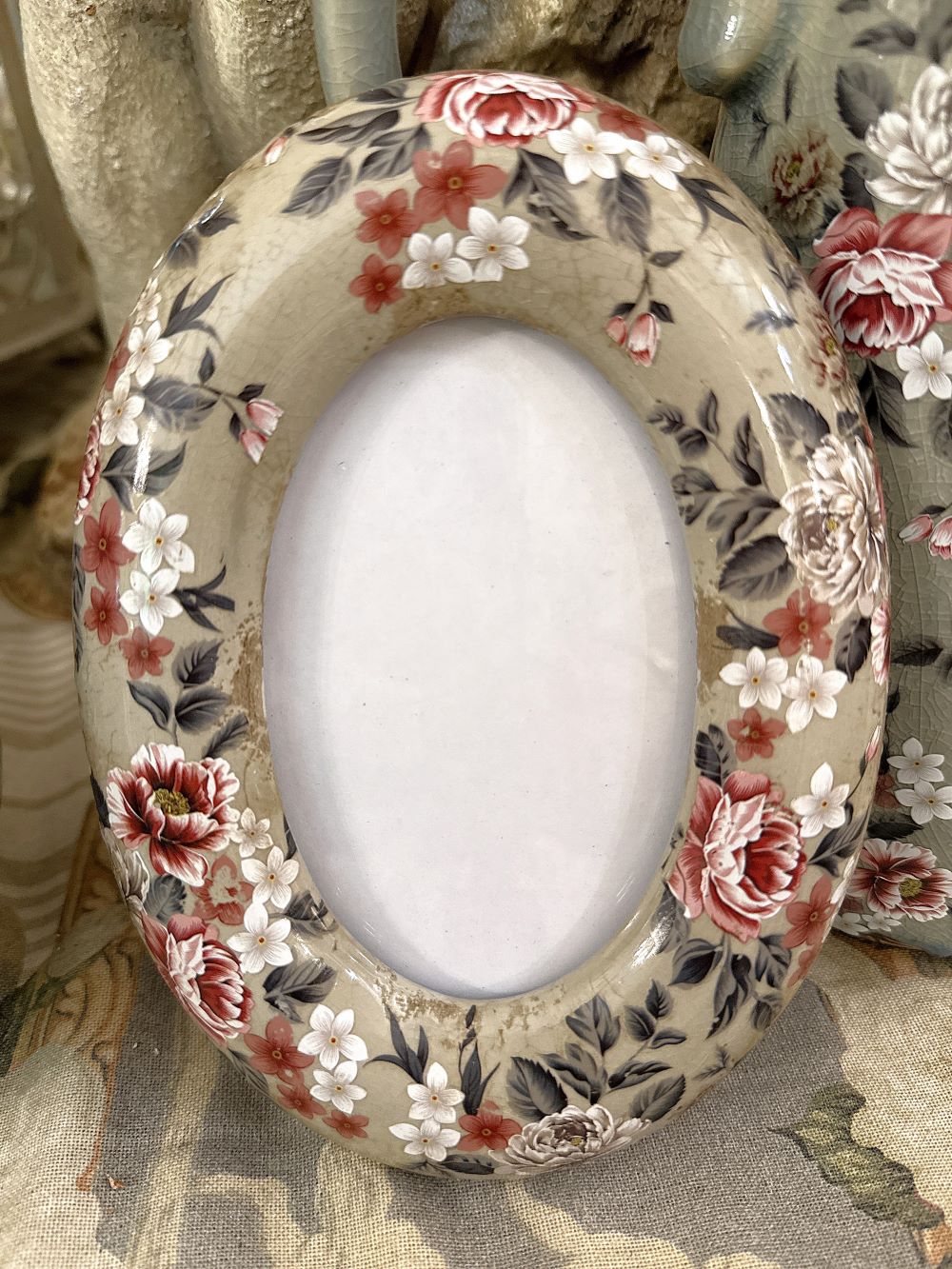 Cadre photo bucolique en céramique ovale, décor de fleurs vintage rouges et blanches, style romantique shabby chic pour décoration poétique