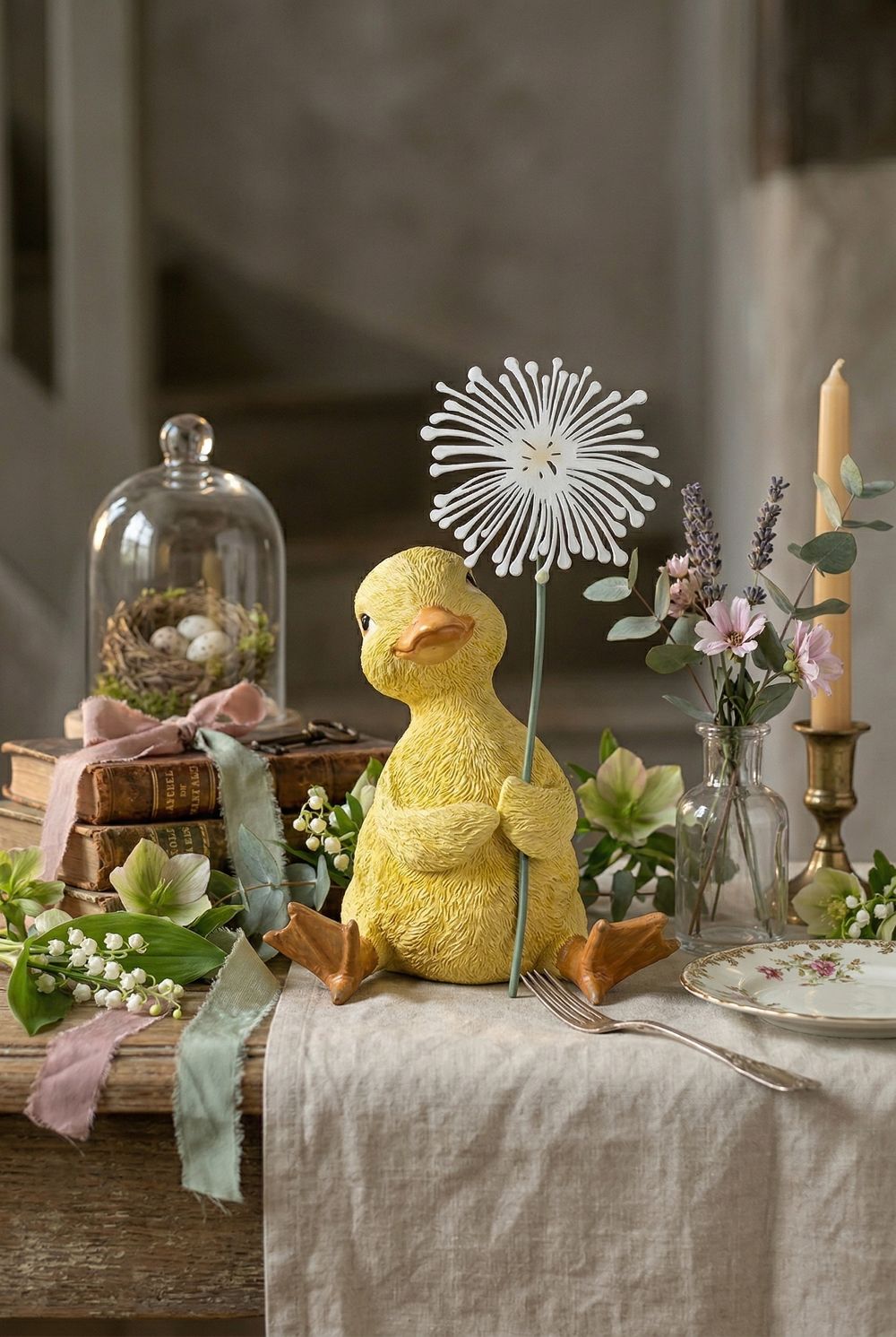 Caneton décoratif jaune tenant une fleur blanche, figurine au charme printanier dans un univers romantique, shabby chic et poétique, idéale pour une décoration de charme douce et féérique