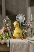 Caneton décoratif jaune tenant une fleur blanche, figurine au charme printanier dans un univers romantique, shabby chic et poétique, idéale pour une décoration de charme douce et féérique