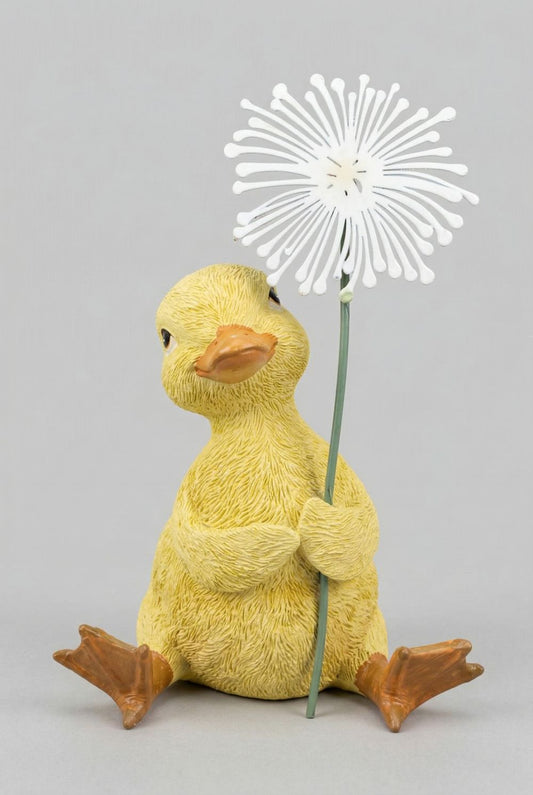 Caneton décoratif jaune tenant une fleur blanche, figurine au charme printanier dans un univers romantique, shabby chic et poétique, idéale pour une décoration de charme douce et féérique