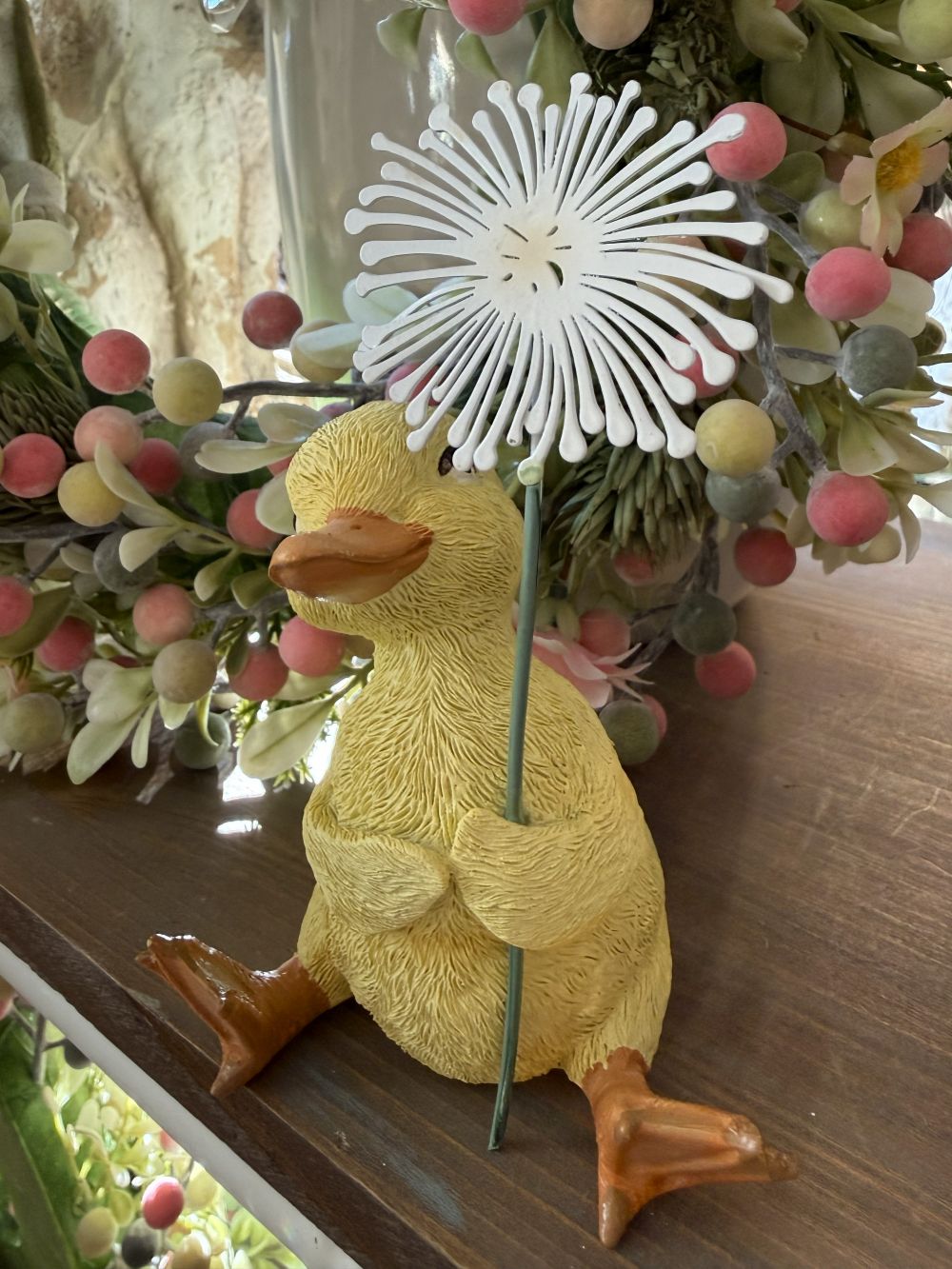 Caneton décoratif jaune tenant une fleur blanche, figurine au charme printanier dans un univers romantique, shabby chic et poétique, idéale pour une décoration de charme douce et féérique