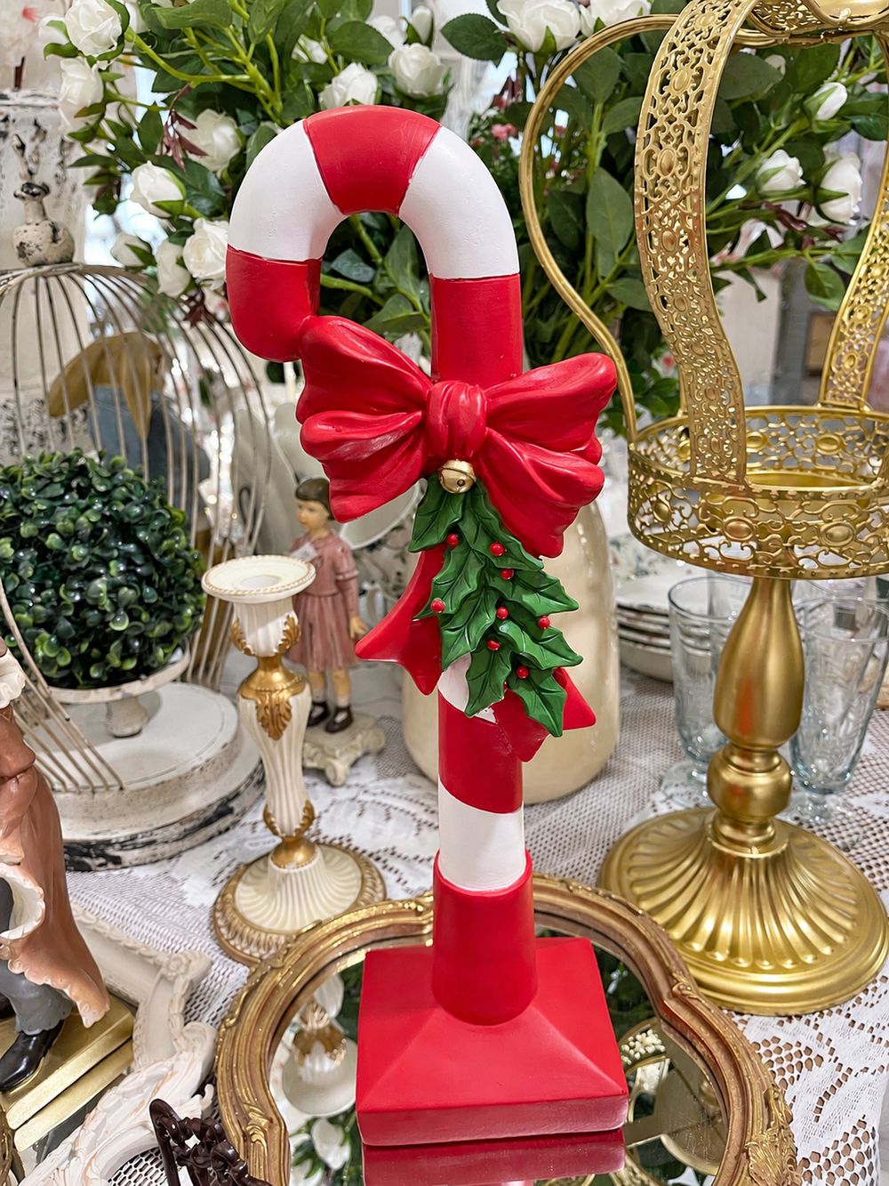 Canne à sucre décorative de 45 cm, vue de face, avec nœud rouge, grelot doré et feuilles de houx.