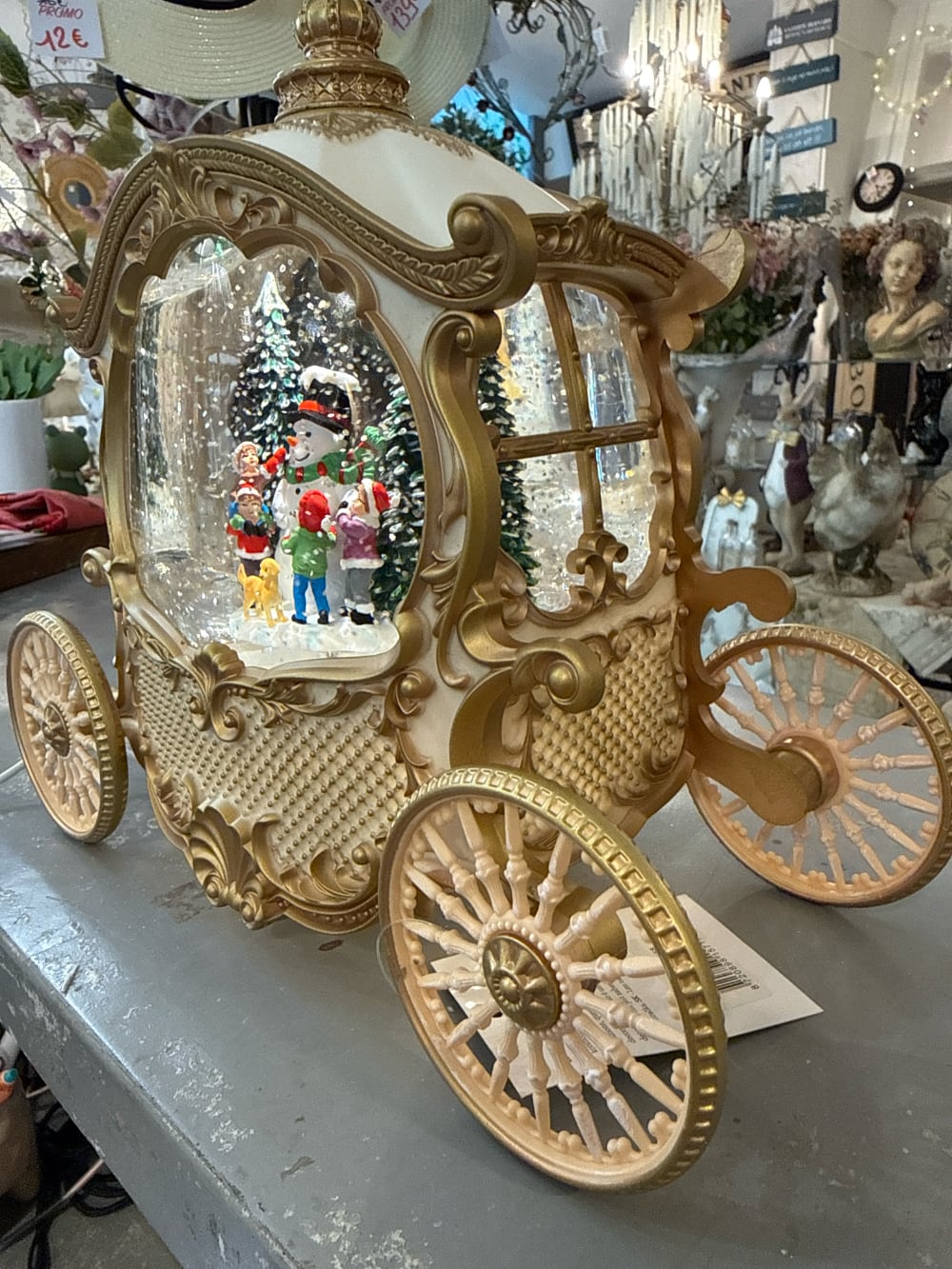 Carrosse décoratif lumineux et musical style conte de fées, boule à neige de Noël avec scène hivernale, bonhomme de neige et enfants sous les flocons, décoration féérique ivoire et or