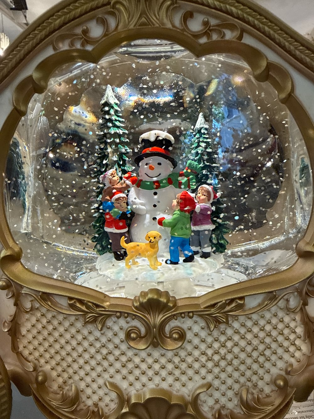 Carrosse décoratif lumineux et musical style conte de fées, boule à neige de Noël avec scène hivernale, bonhomme de neige et enfants sous les flocons, décoration féérique ivoire et or