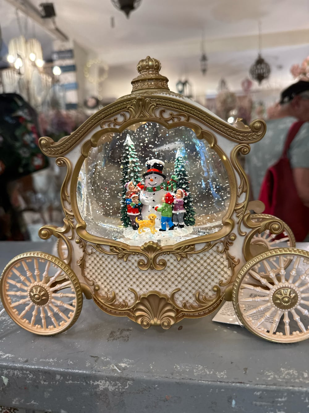 Carrosse décoratif lumineux et musical style conte de fées, boule à neige de Noël avec scène hivernale, bonhomme de neige et enfants sous les flocons, décoration féérique ivoire et or