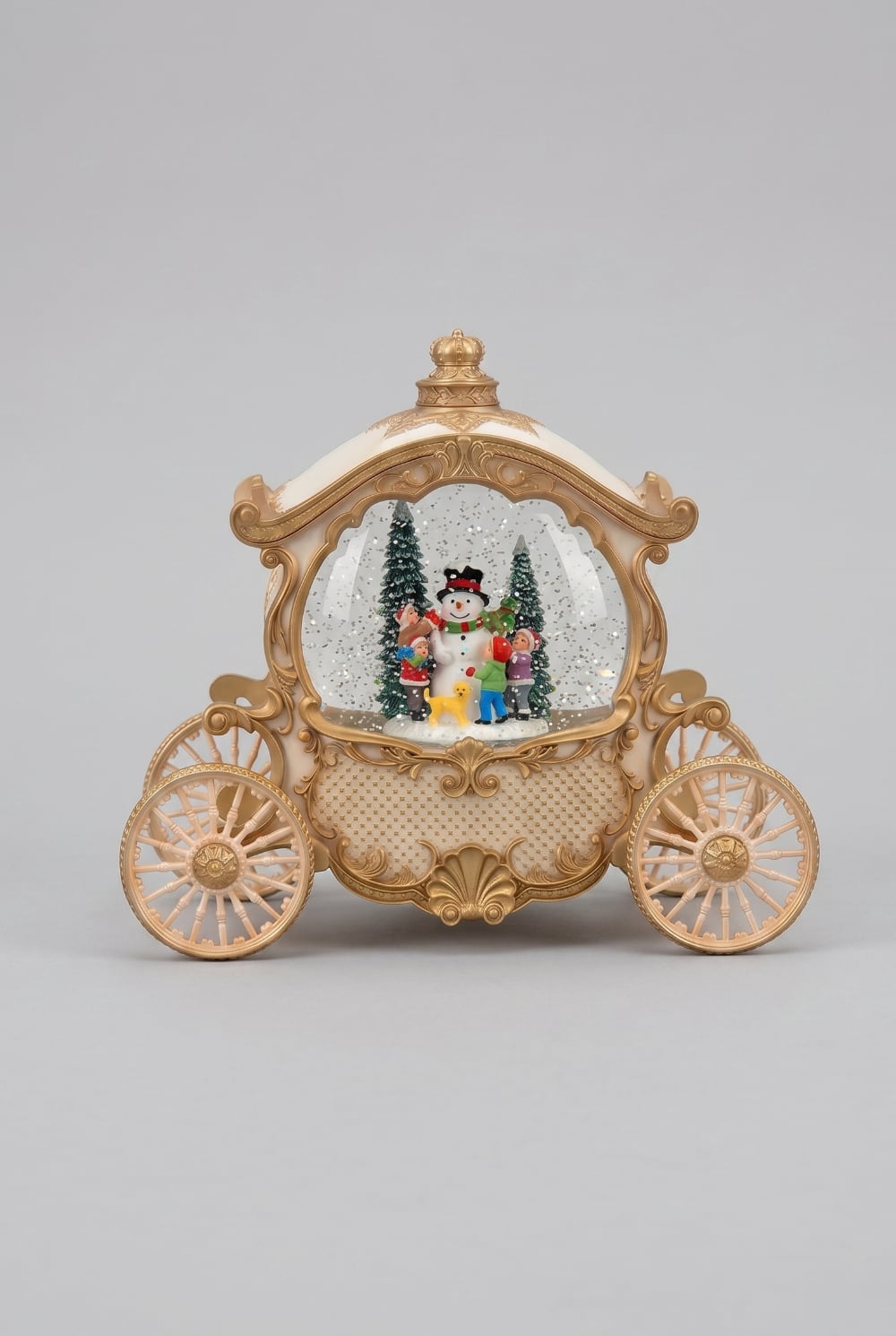 Carrosse décoratif lumineux et musical style conte de fées, boule à neige de Noël avec scène hivernale, bonhomme de neige et enfants sous les flocons, décoration féérique ivoire et or