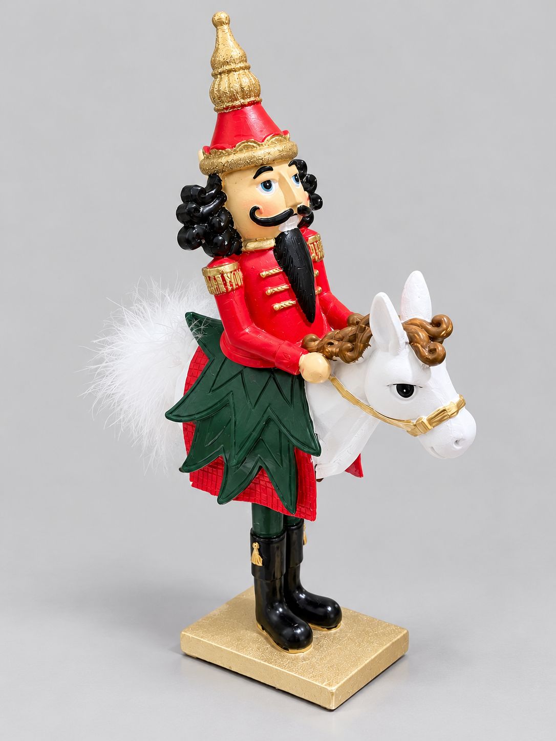 Casse-Noisette Cavalier Royal rouge, vert et doré avec tête de cheval blanche, présenté sur fond gris clair.