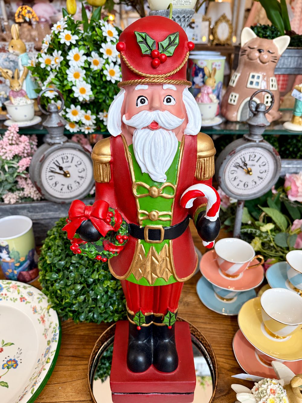 Casse-noisette Royal XXL de 50 cm vu de face, avec son uniforme rouge, vert et doré et ses accessoires de Noël.