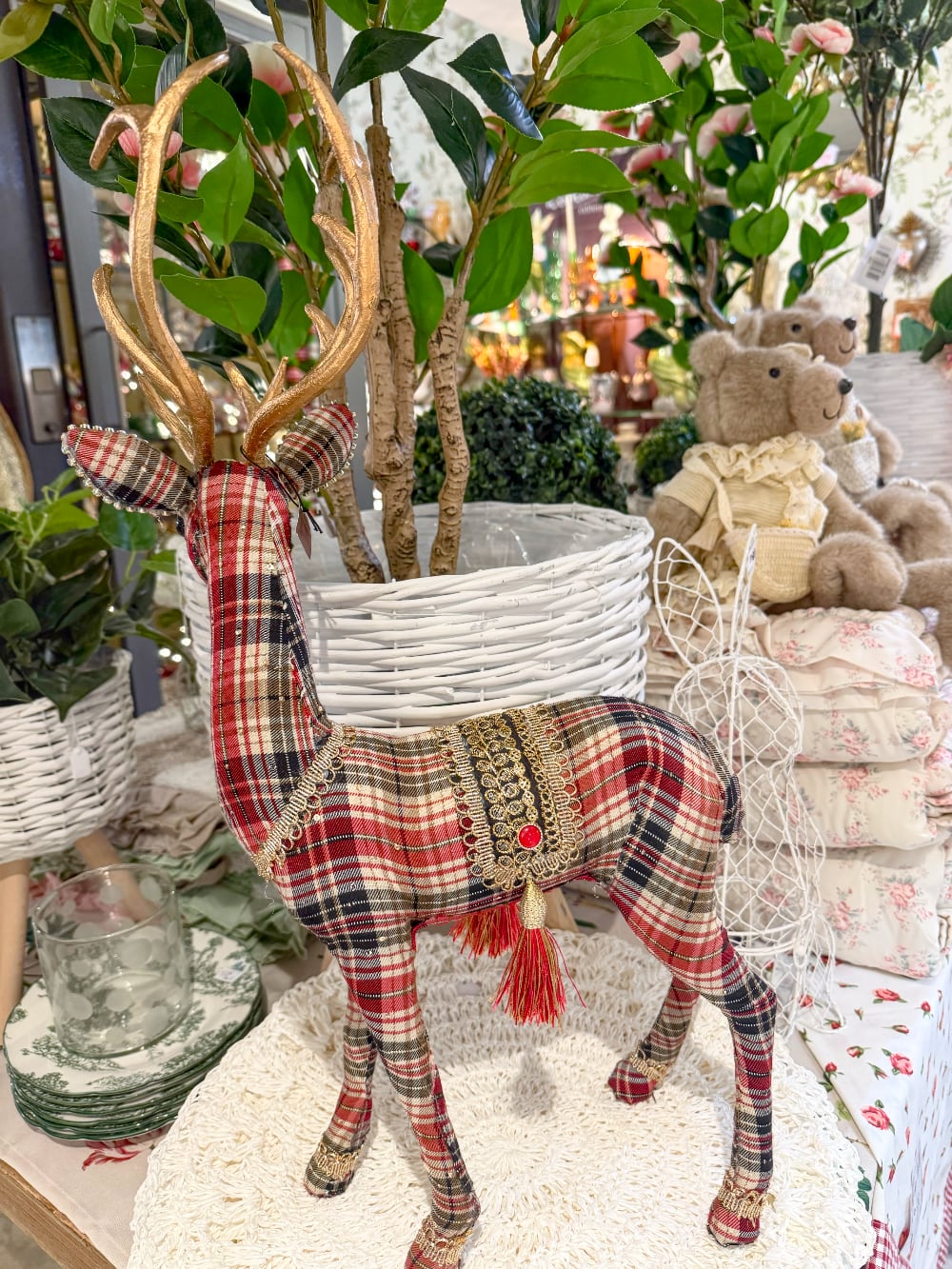 Cerf décoratif de Noël en tartan rouge et beige avec grands bois dorés et ornements raffinés, hauteur 60 cm