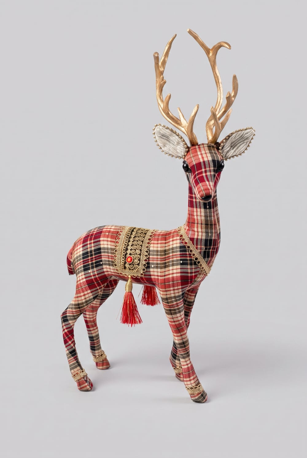 Cerf décoratif de Noël en tartan rouge et beige avec grands bois dorés et ornements raffinés, hauteur 60 cm