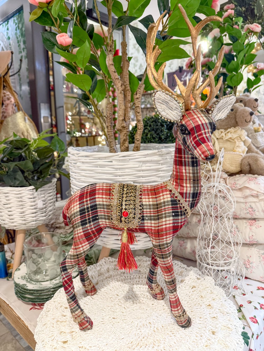 Cerf décoratif de Noël en tartan rouge et beige avec grands bois dorés et ornements raffinés, hauteur 60 cm