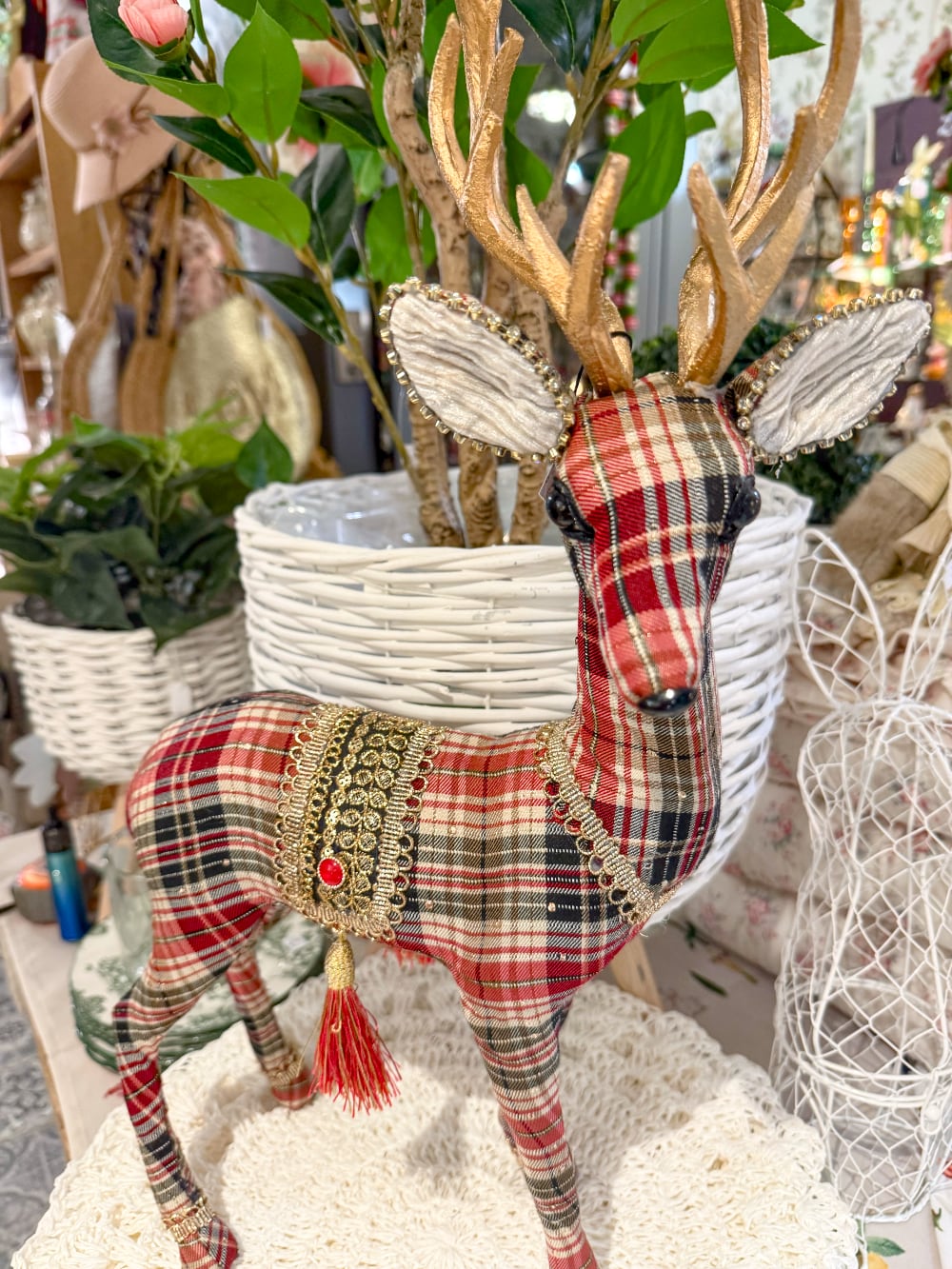 Cerf décoratif de Noël en tartan rouge et beige avec grands bois dorés et ornements raffinés, hauteur 60 cm