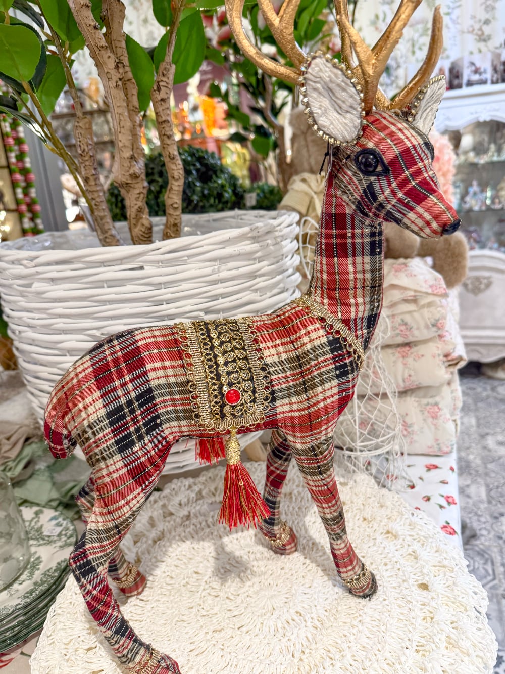 Cerf décoratif de Noël en tartan rouge et beige avec grands bois dorés et ornements raffinés, hauteur 60 cm
