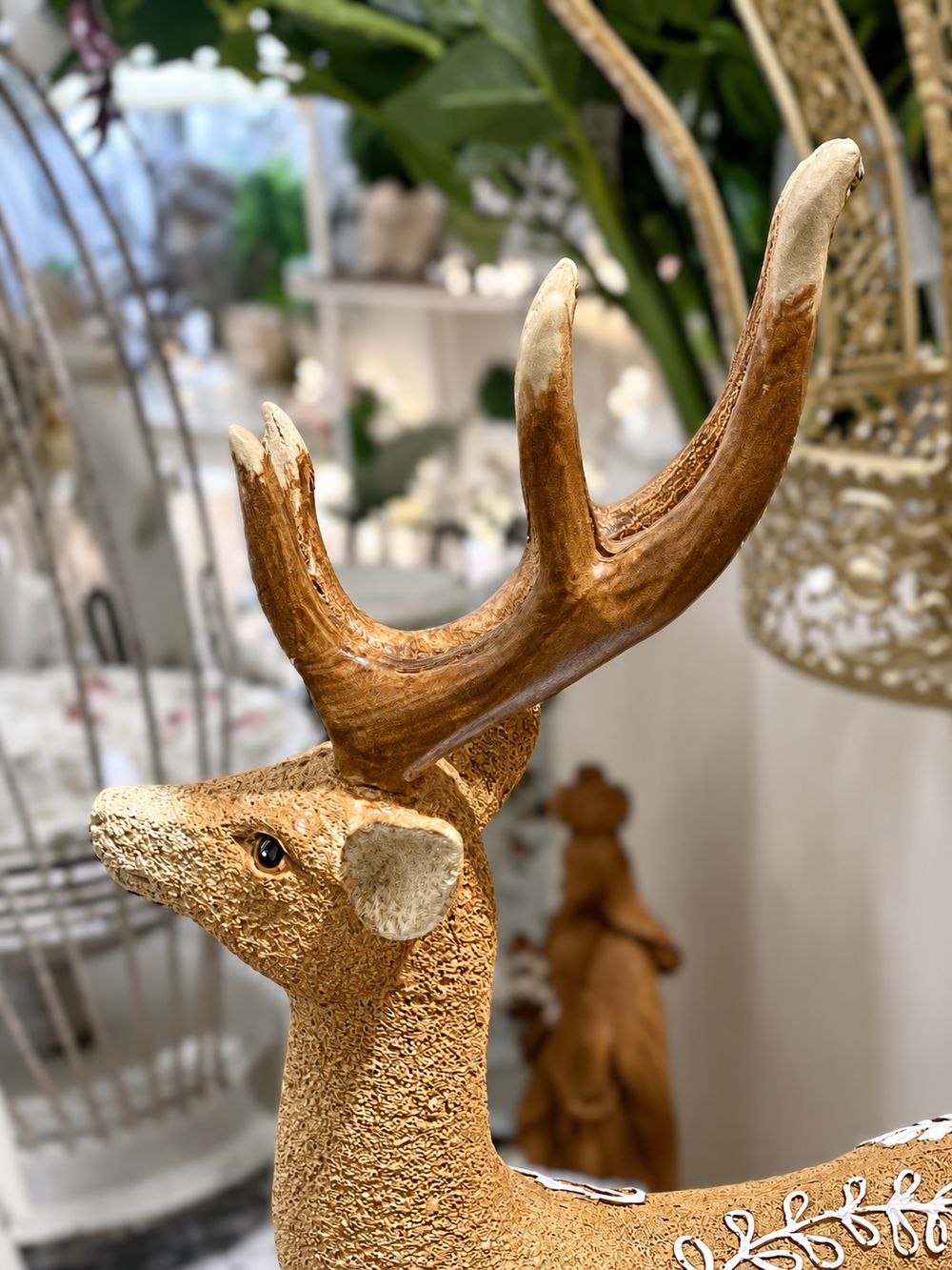 Détail de la tête et des bois du cerf décoratif Le Prince des Forêts, à la finition ocre texturée.