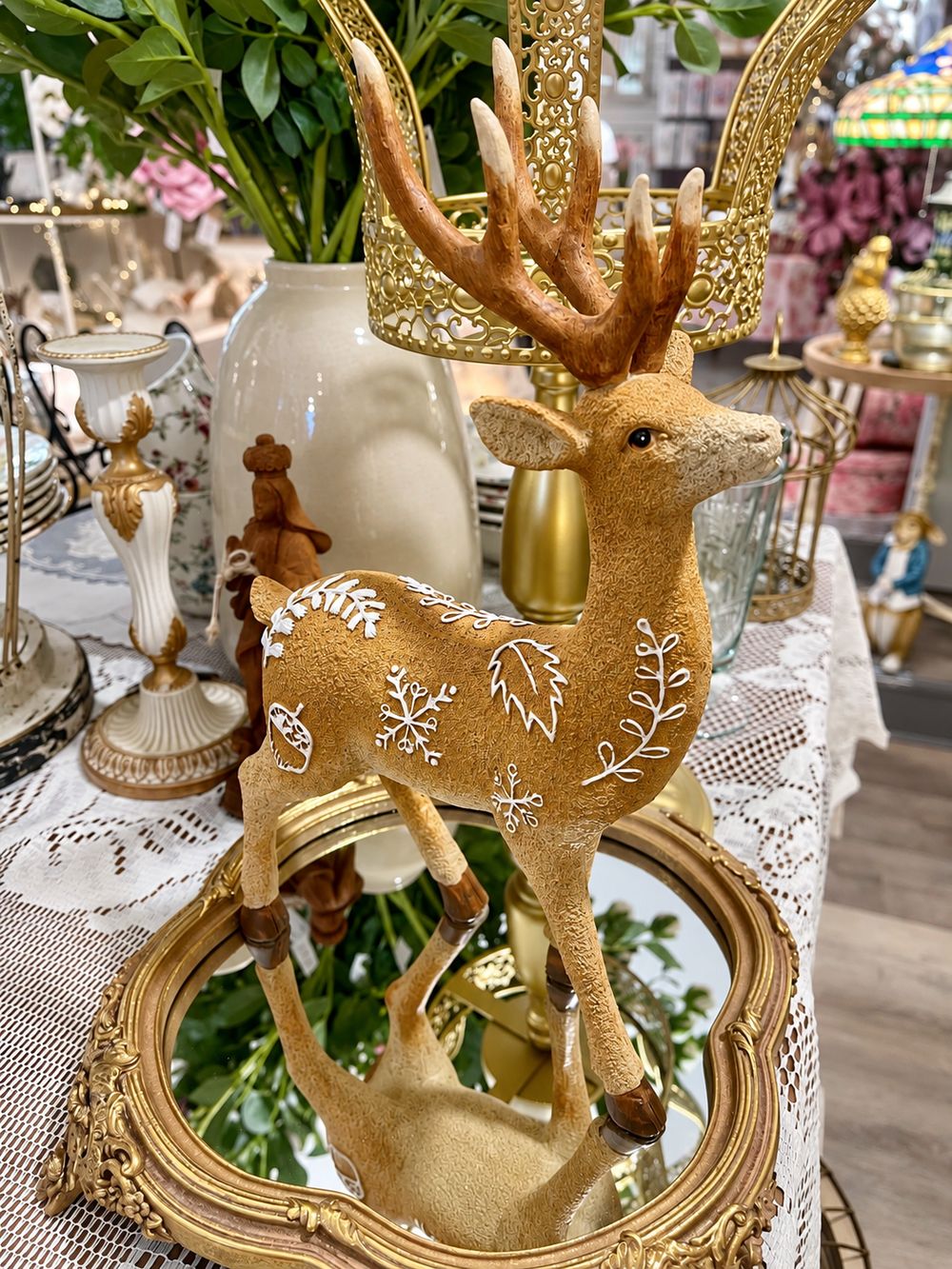 Cerf décoratif Le Prince des Forêts vu de trois quarts, tête tournée vers la droite, avec ses ornements blancs.