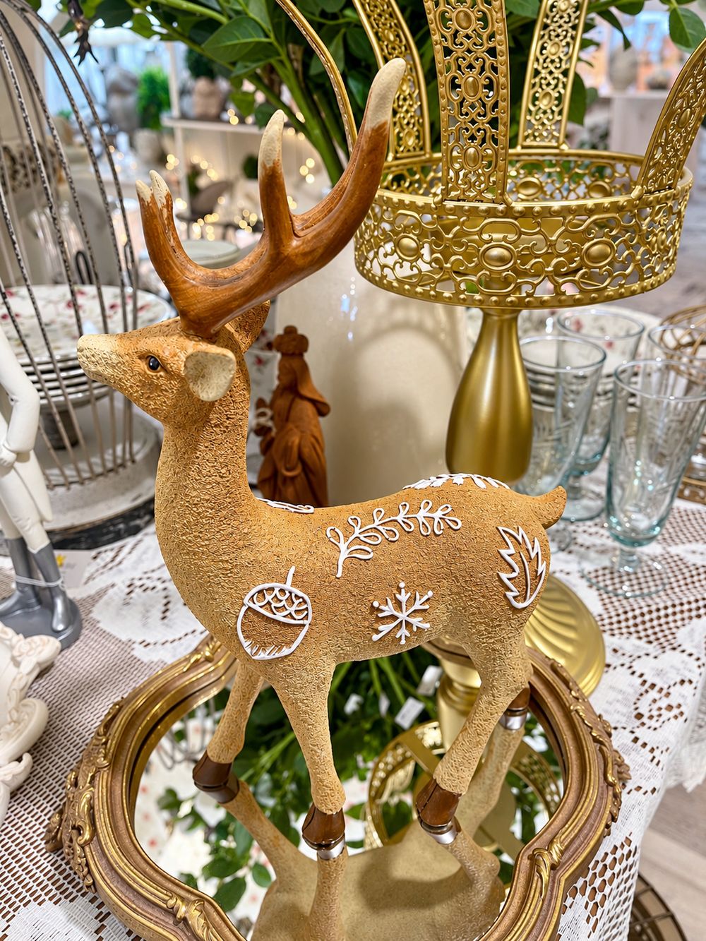 Cerf décoratif Le Prince des Forêts vu de profil gauche, décoré de motifs blancs de feuilles, de gland et de flocon.