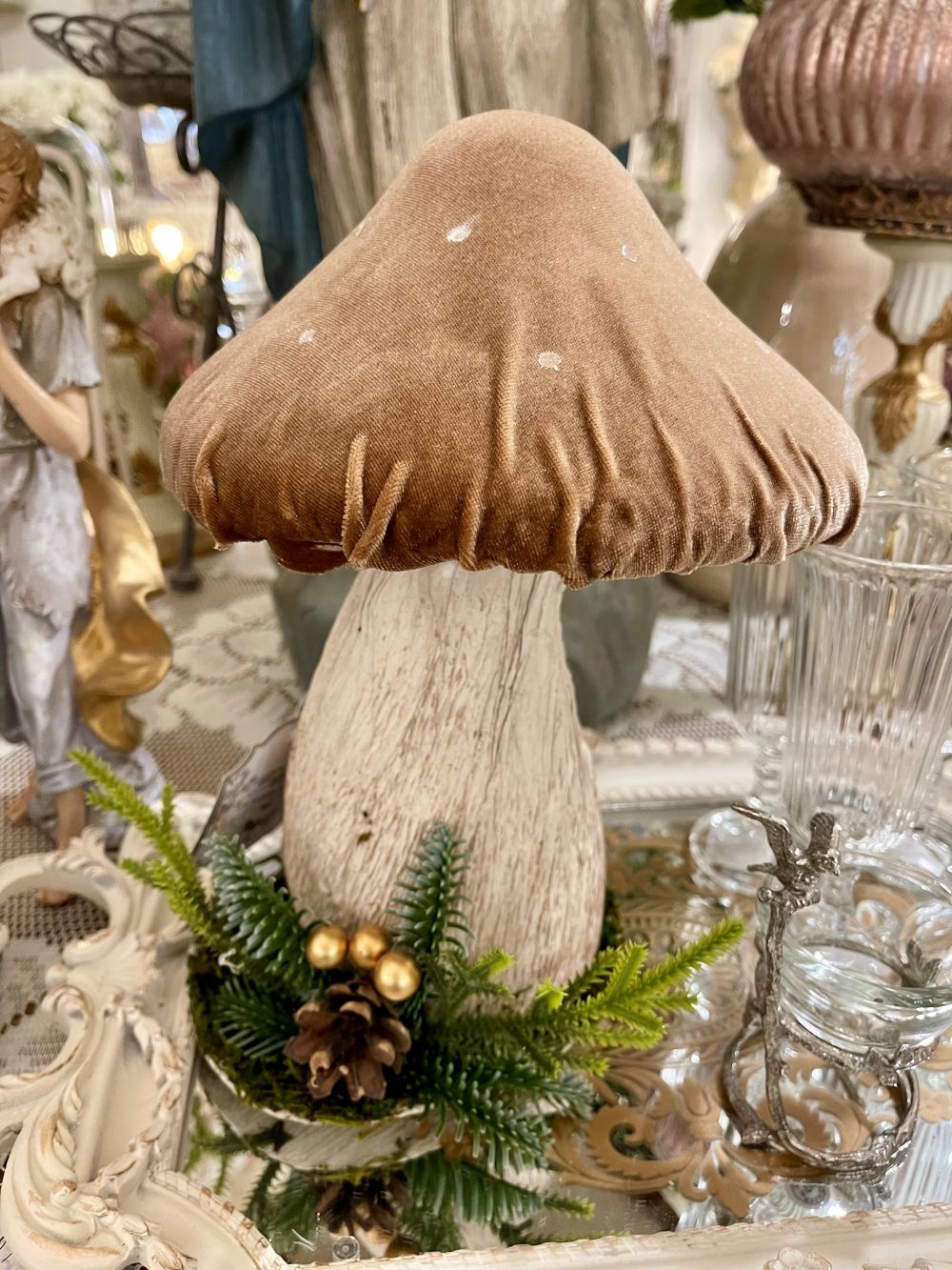 Champignon décoratif en feutrine aux tons naturels, accessoire de décoration poétique et féérique, idéal pour une ambiance campagne chic et automnale