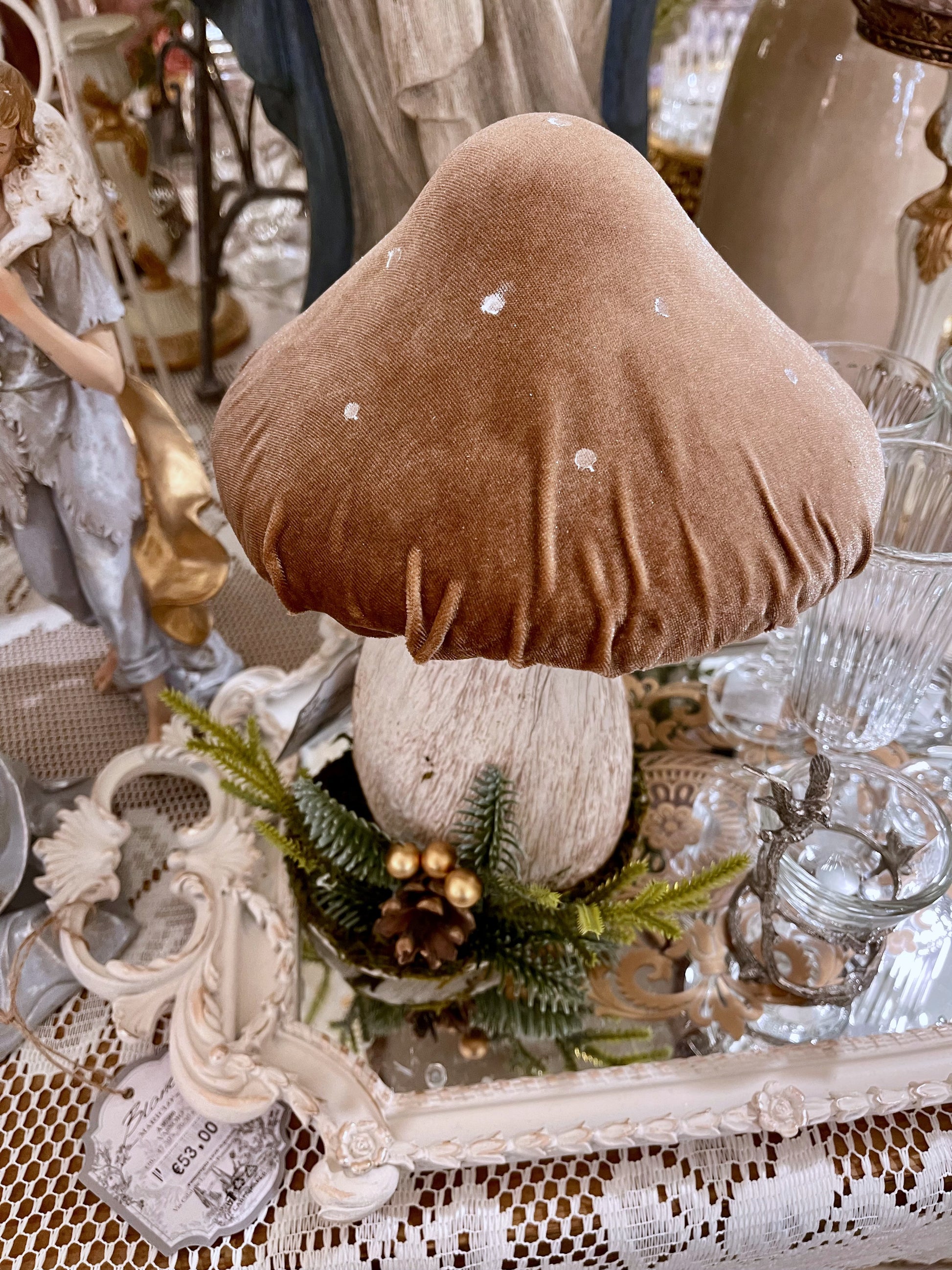 Champignon décoratif en feutrine aux tons naturels, accessoire de décoration poétique et féérique, idéal pour une ambiance campagne chic et automnale