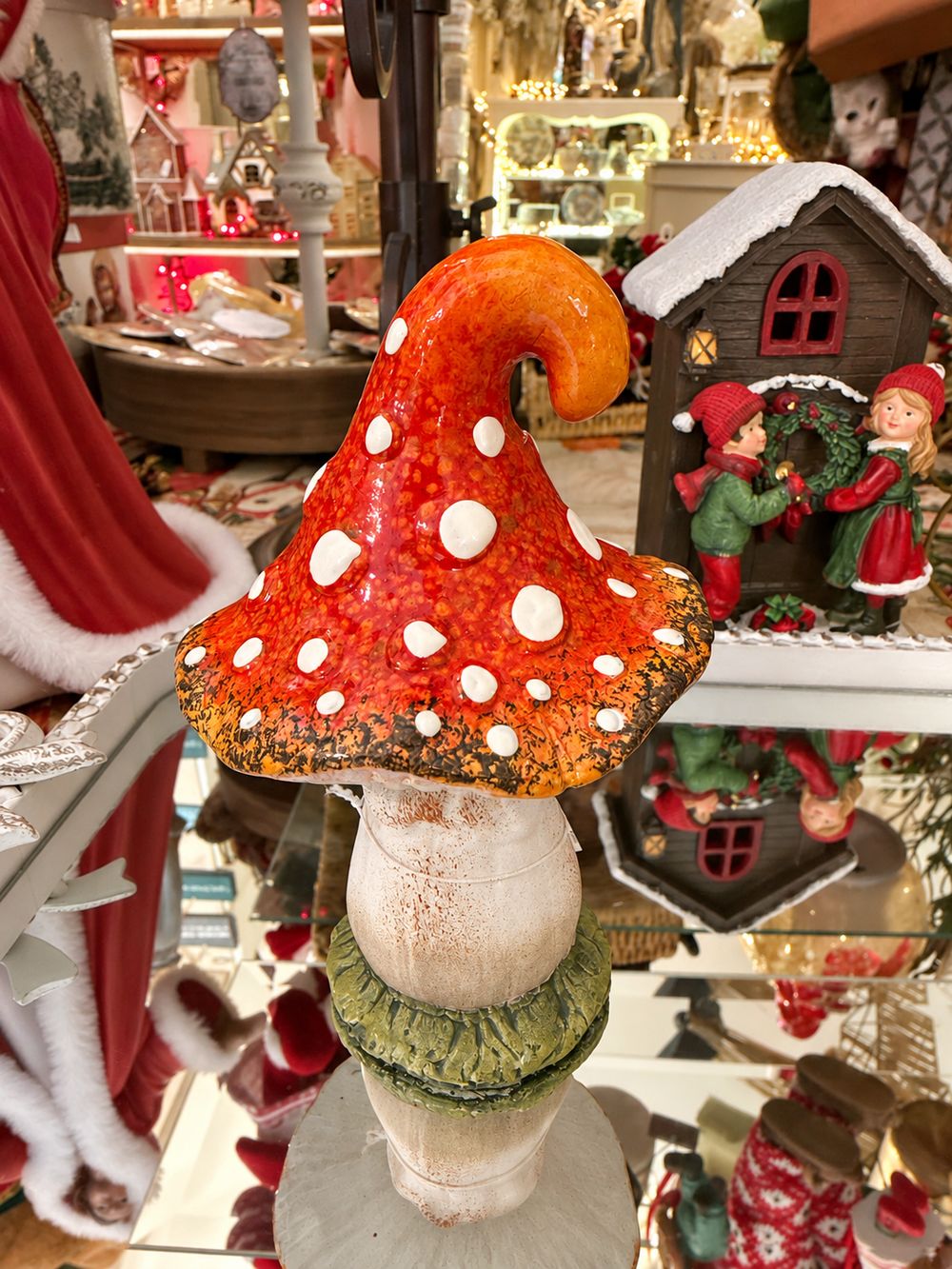Champignon Alice décoratif en céramique orange rouge à pois blancs, pied beige et style féérique inspiré des contes