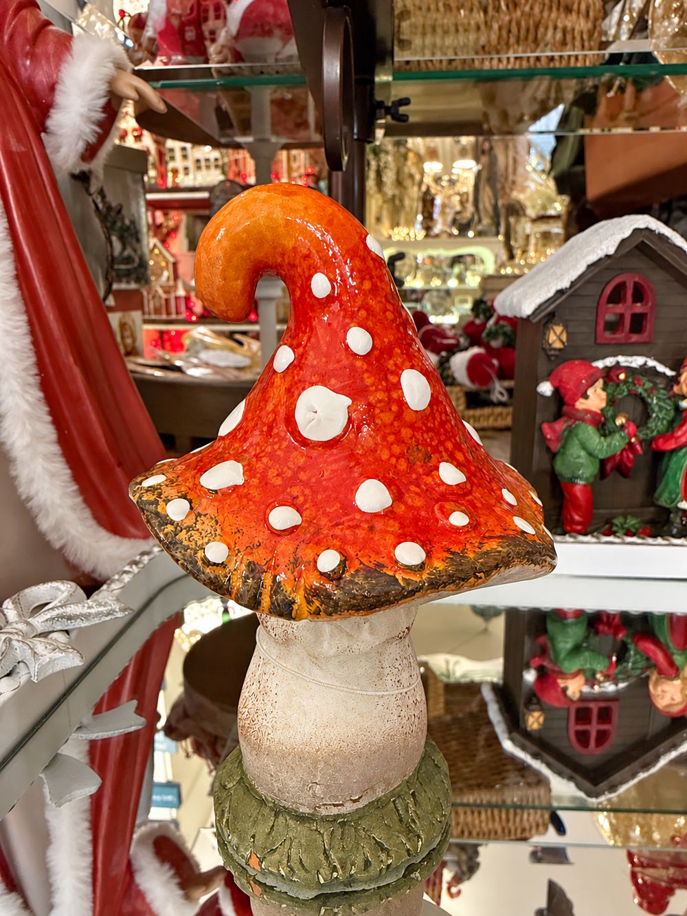 Champignon Alice décoratif en céramique orange rouge à pois blancs, pied beige et style féérique inspiré des contes