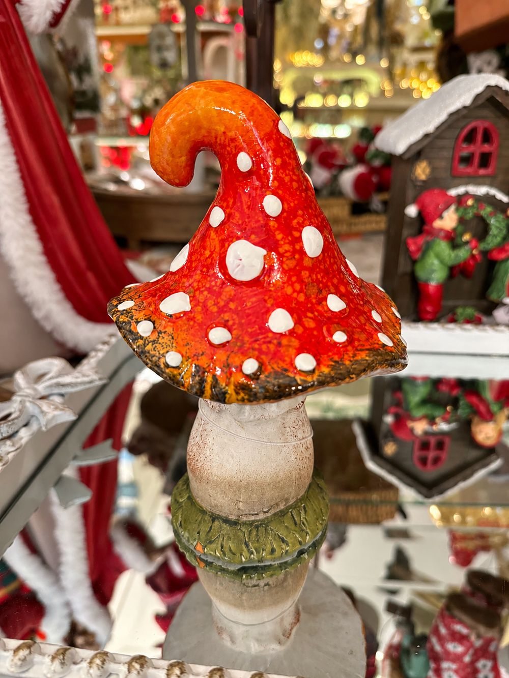 Champignon Alice décoratif en céramique orange rouge à pois blancs, pied beige et style féérique inspiré des contes