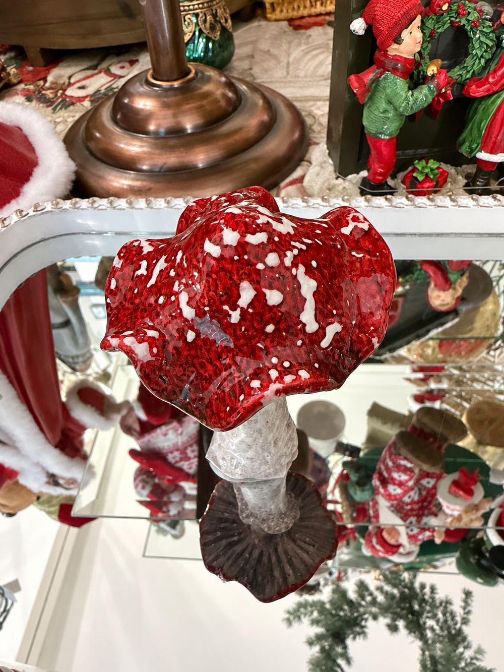 Chapeau rouge du champignon décoratif en céramique, vue de dessus