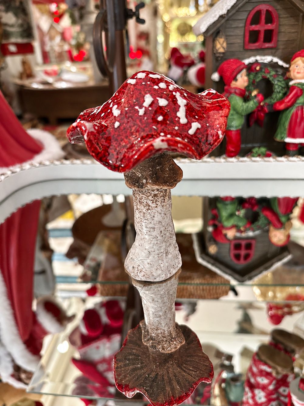 Champignon décoratif rouge et blanc en céramique, vue de face