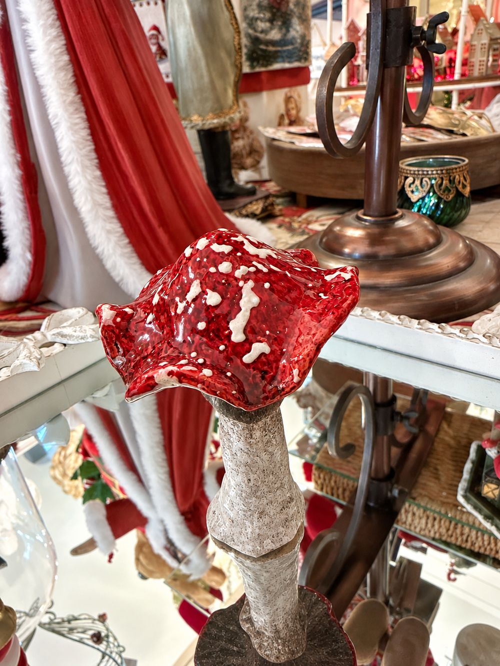 Champignon décoratif rouge et blanc en céramique, vue de trois quarts