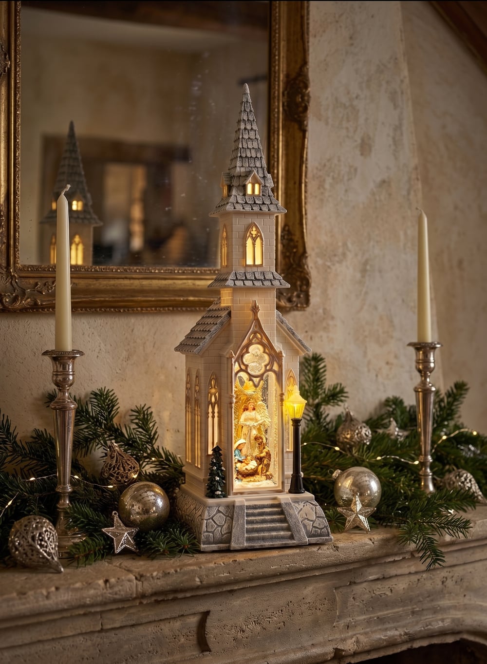 Chapelle de Noël lumineuse blanc ivoire avec clocher gothique, scène de la Nativité sous paillettes scintillantes, décoration féérique musicale pour intérieur de charme