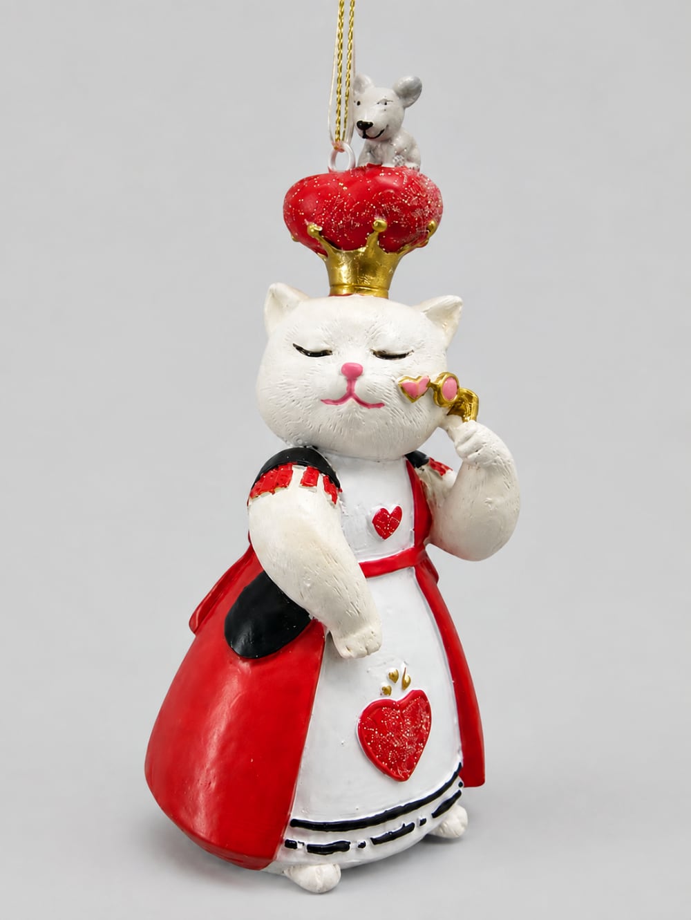 Chat d'Alice suspendu portant une robe rouge avec cœurs, une couronne dorée surmontée d'une souris et un face-à-main en forme de cœur, décoration féérique à suspendre